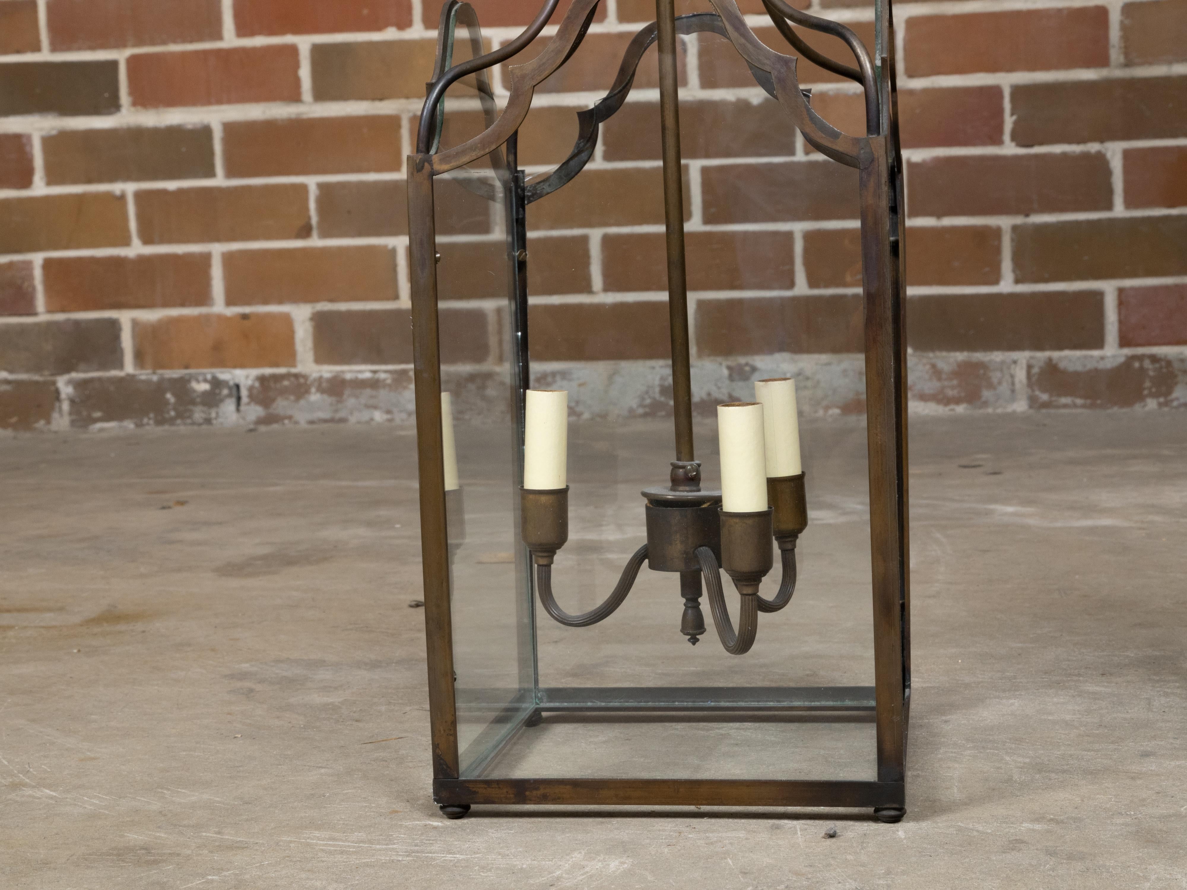 Paire de lanternes anglaises à trois lumières en bronze du milieu du siècle dernier avec panneaux de verre, câblées en vente 2