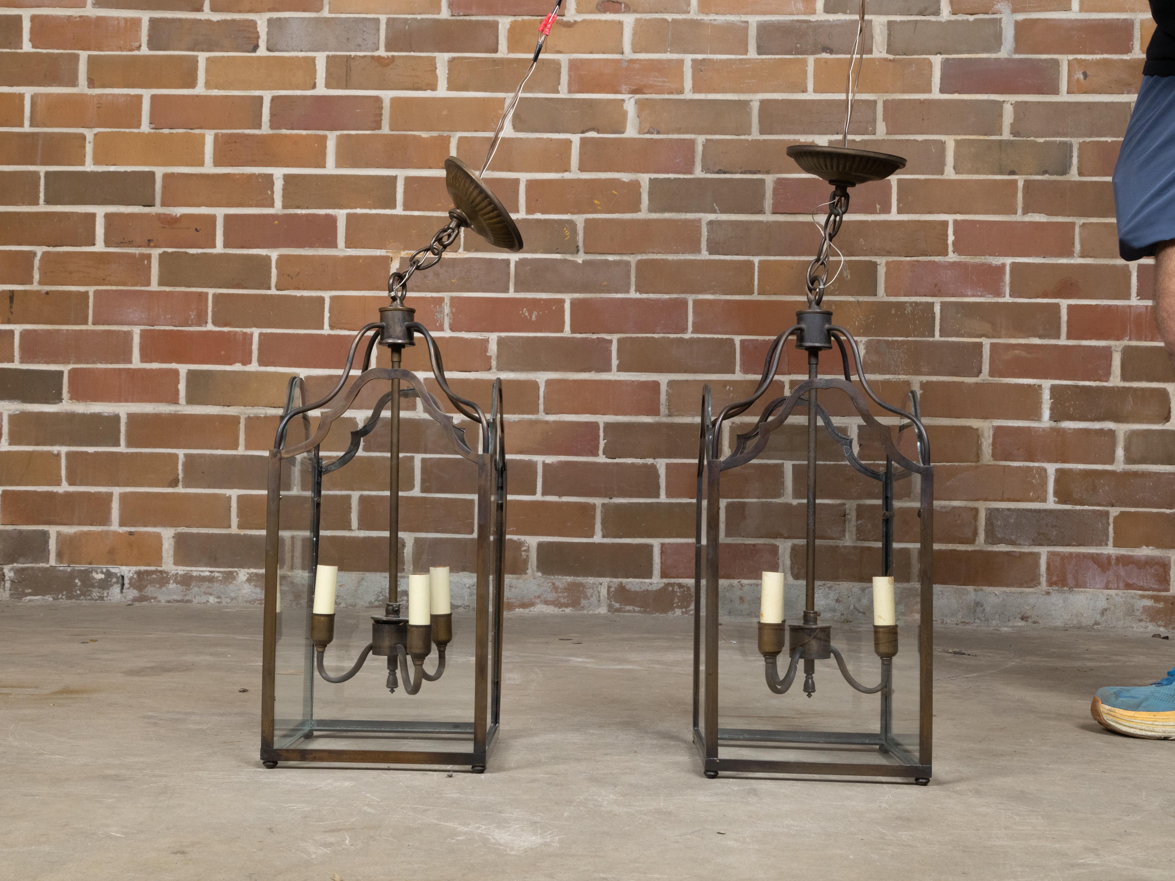 Paire de lanternes anglaises à trois lumières en bronze du milieu du siècle dernier avec panneaux de verre, câblées en vente 3