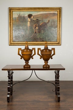 Paire d'urnes à couvercle en noyer sculpté du milieu du siècle dernier avec grandes poignées, Angleterre