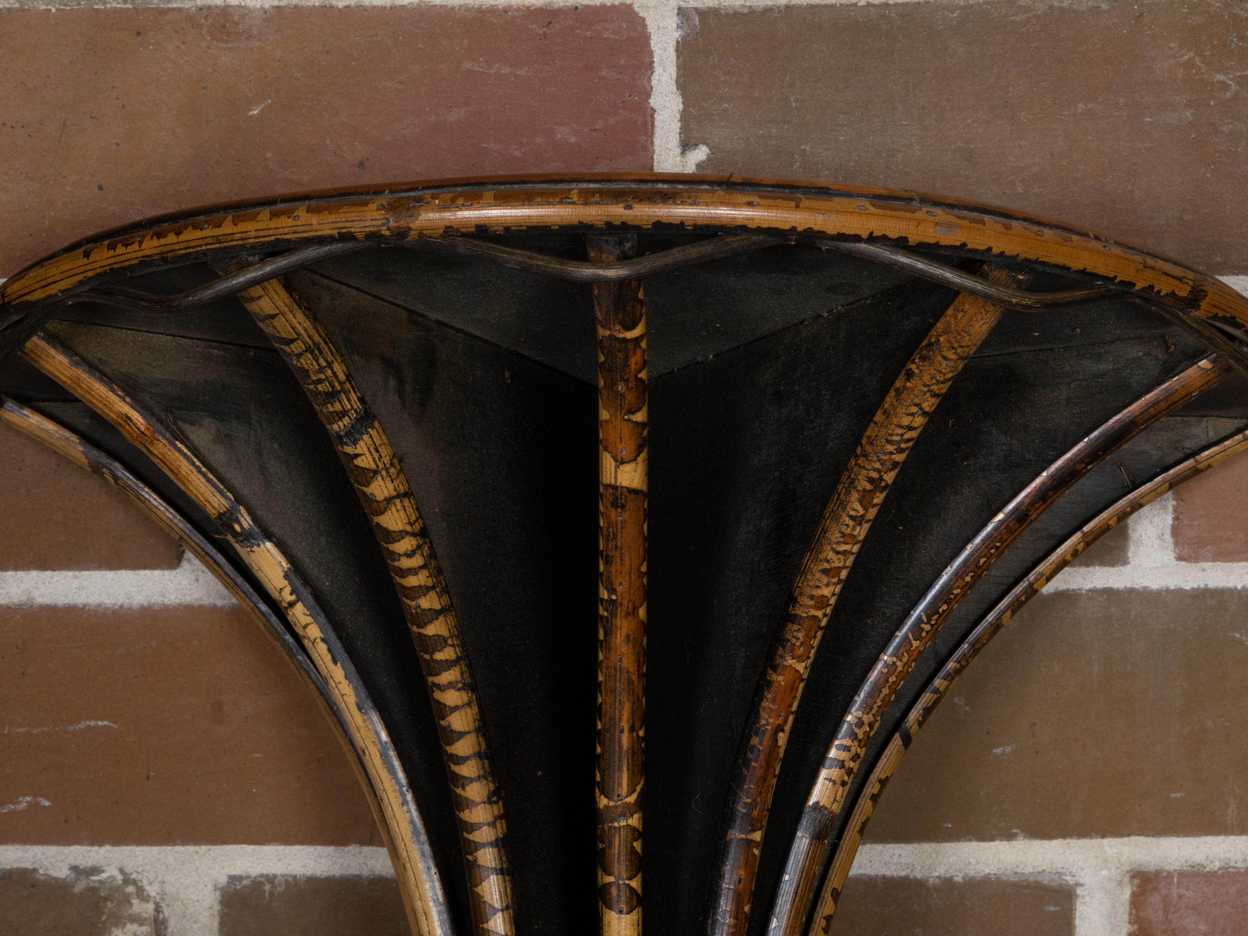 Pareja de soportes de pared ingleses de mediados de siglo de madera ebonizada, bambú y ratán Inglés en venta