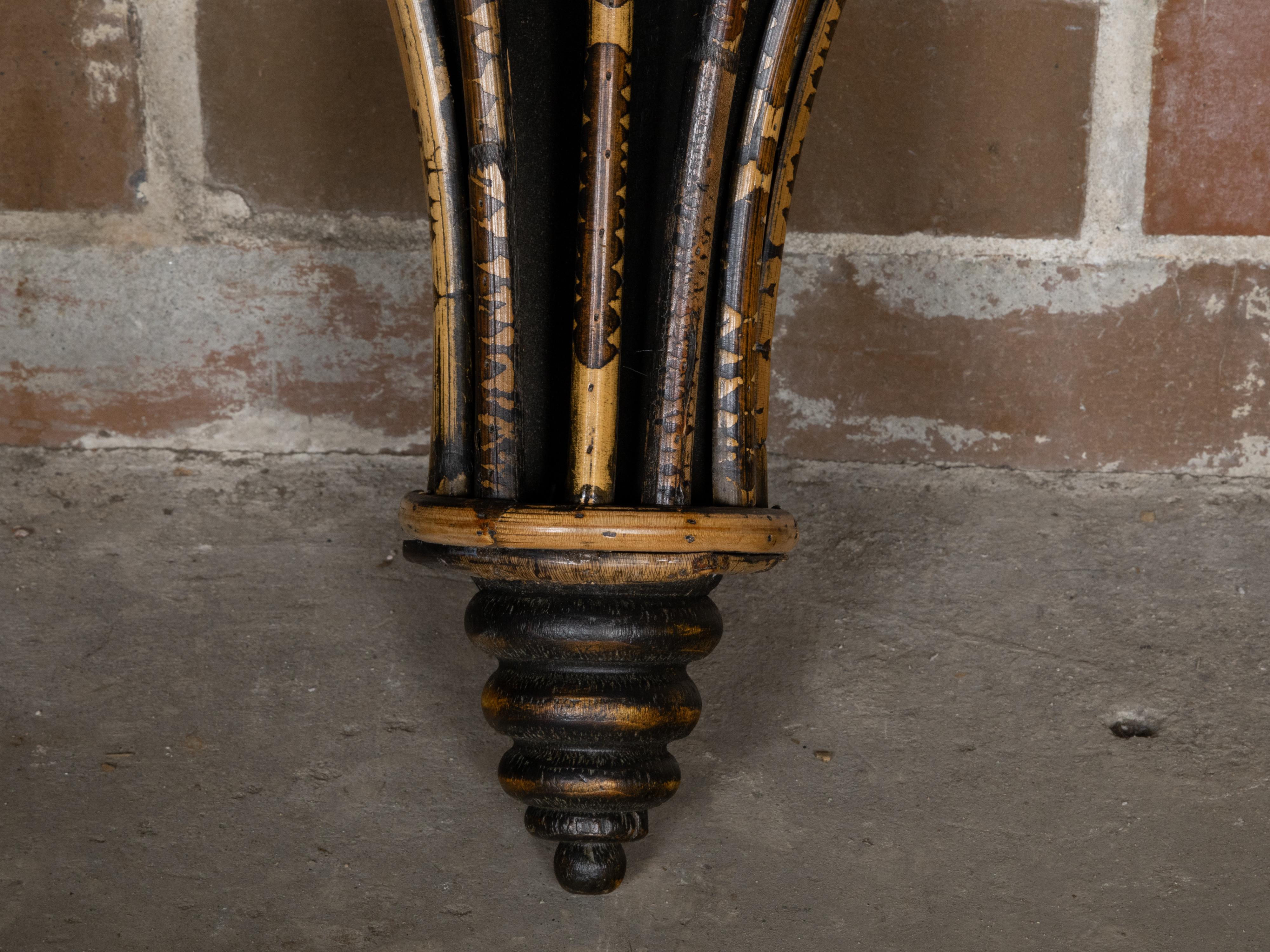 Pareja de soportes de pared ingleses de mediados de siglo de madera ebonizada, bambú y ratán Ebonizado en venta