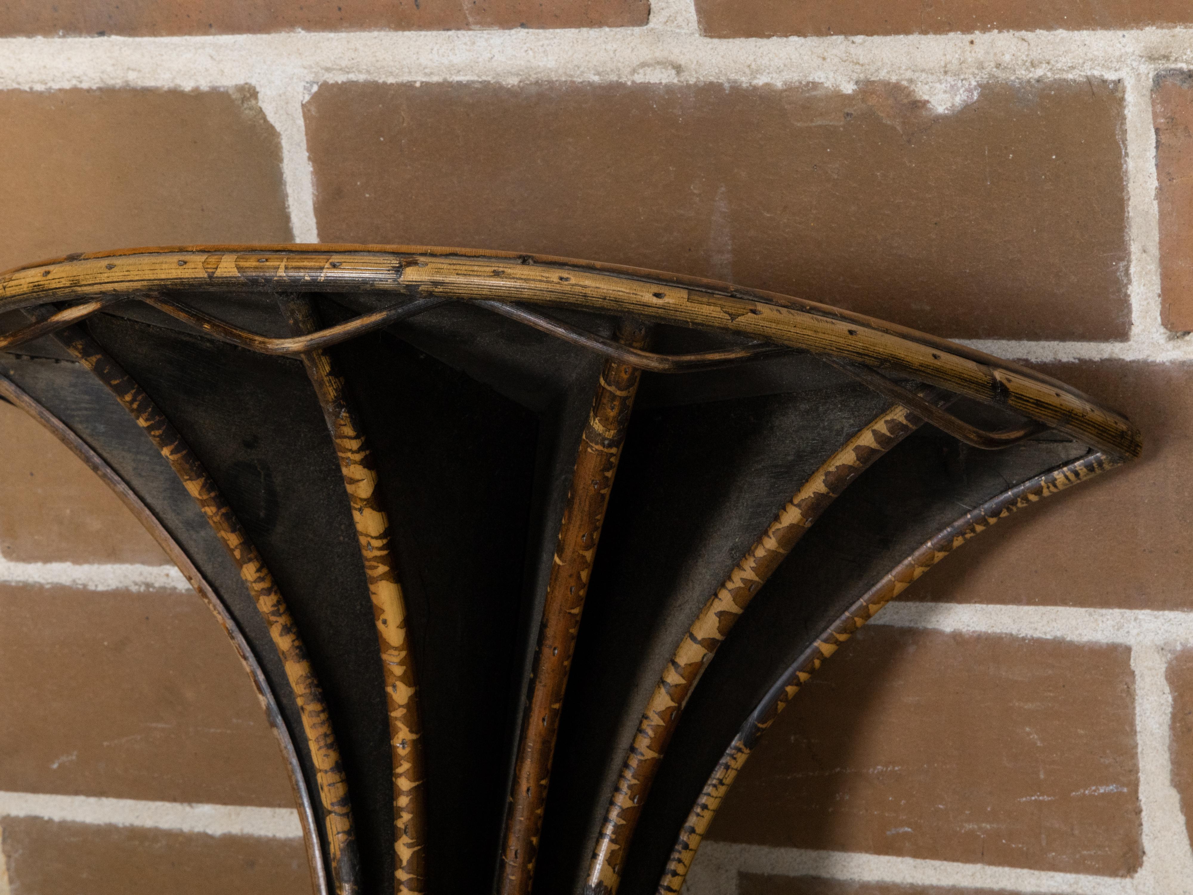 Pareja de soportes de pared ingleses de mediados de siglo de madera ebonizada, bambú y ratán en Bueno estado para la venta en Atlanta, GA