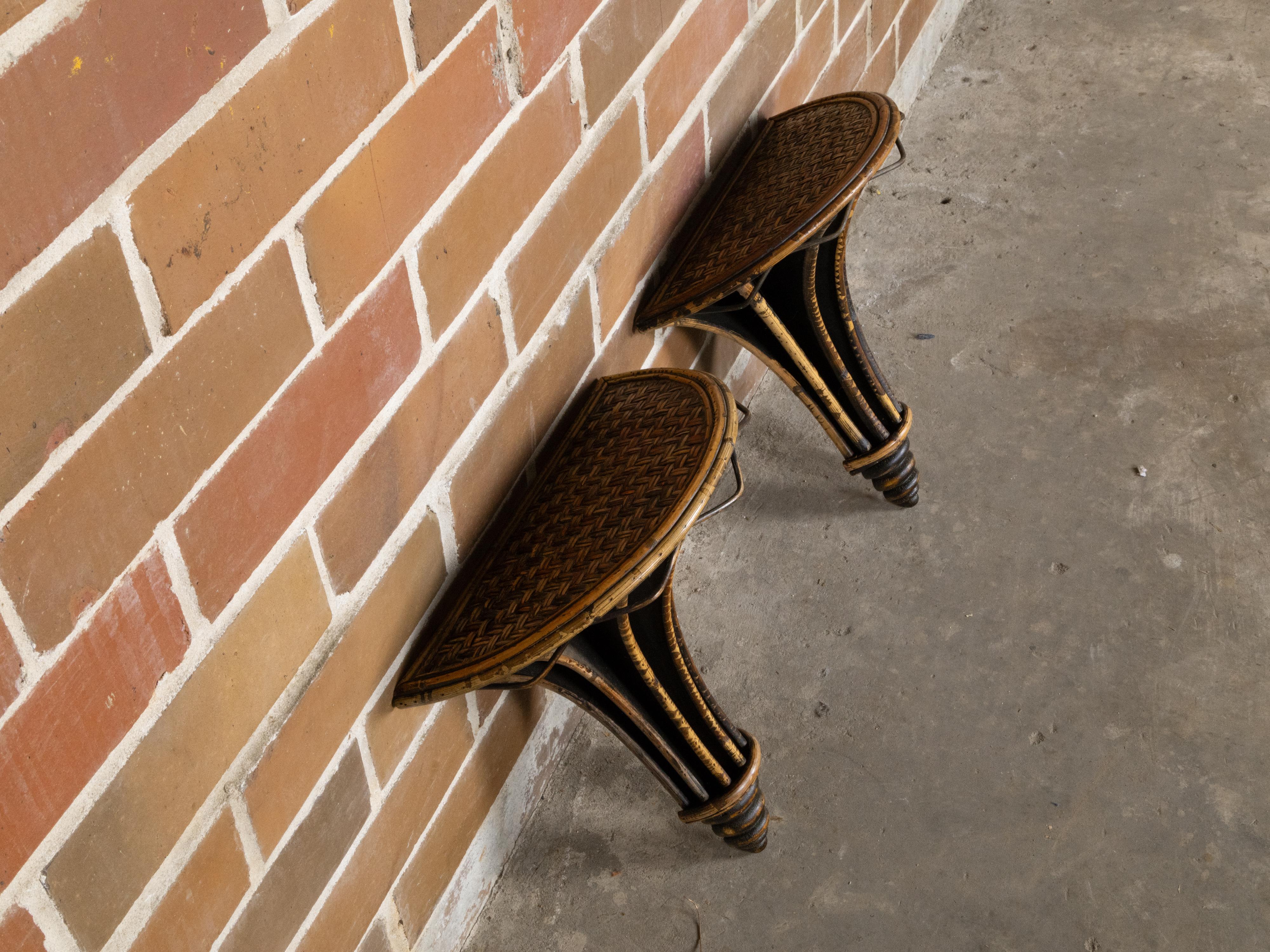 Pareja de soportes de pared ingleses de mediados de siglo de madera ebonizada, bambú y ratán Bambú en venta