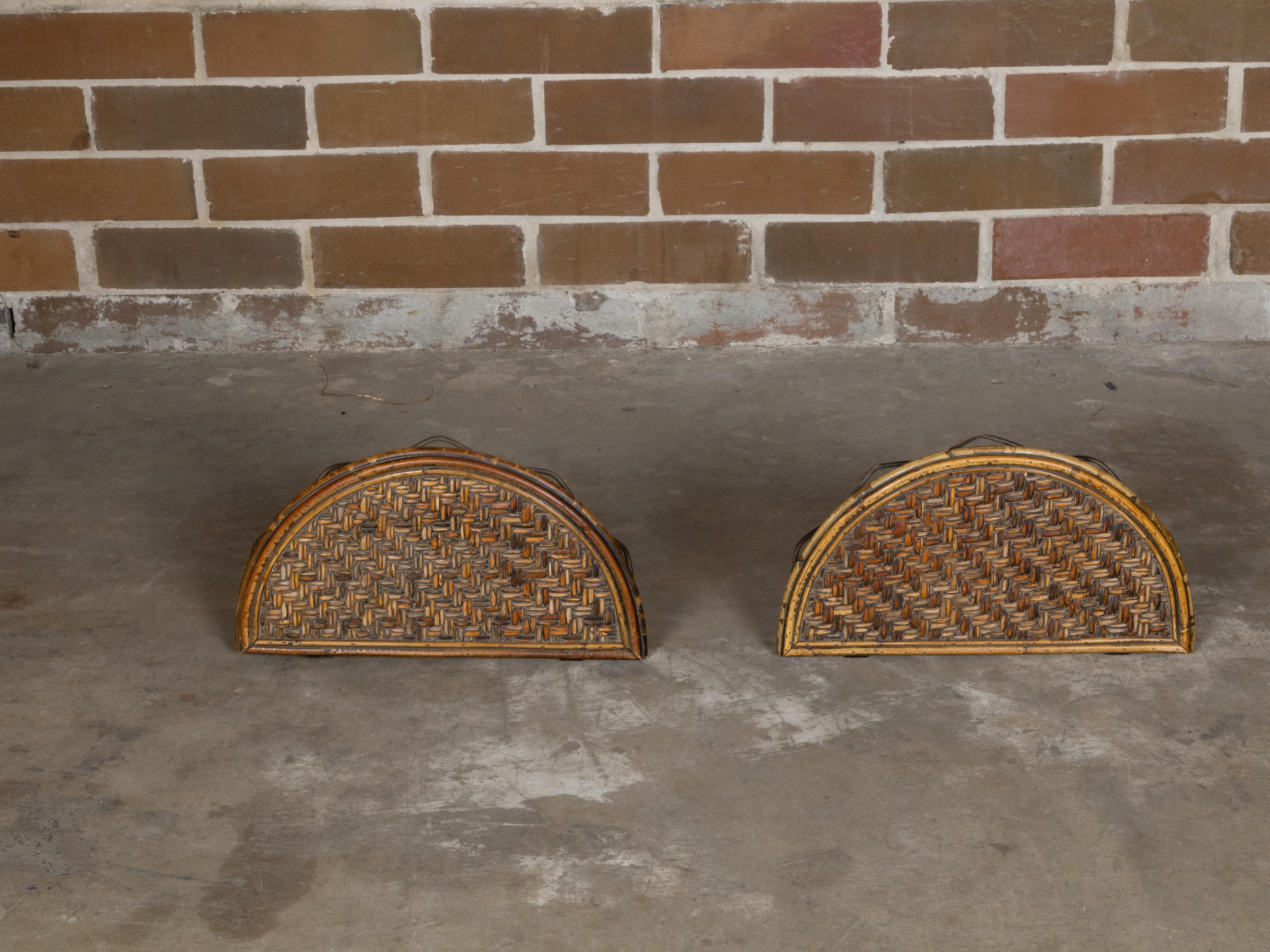 Pareja de soportes de pared ingleses de mediados de siglo de madera ebonizada, bambú y ratán en venta 1