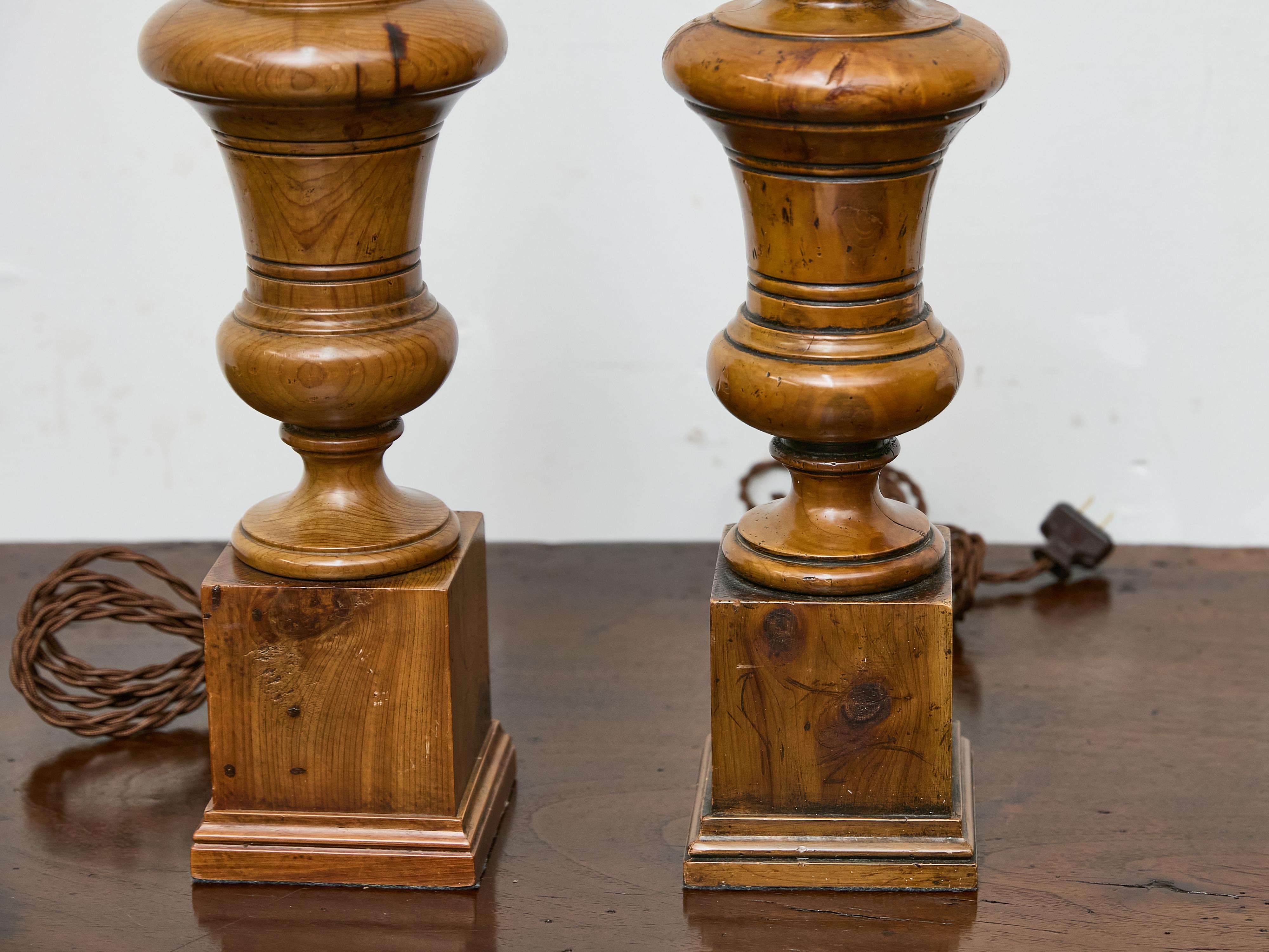 Pair of Midcentury English Turned Pine Table Lamps with Plinth Bases – US Wired In Good Condition For Sale In Atlanta, GA