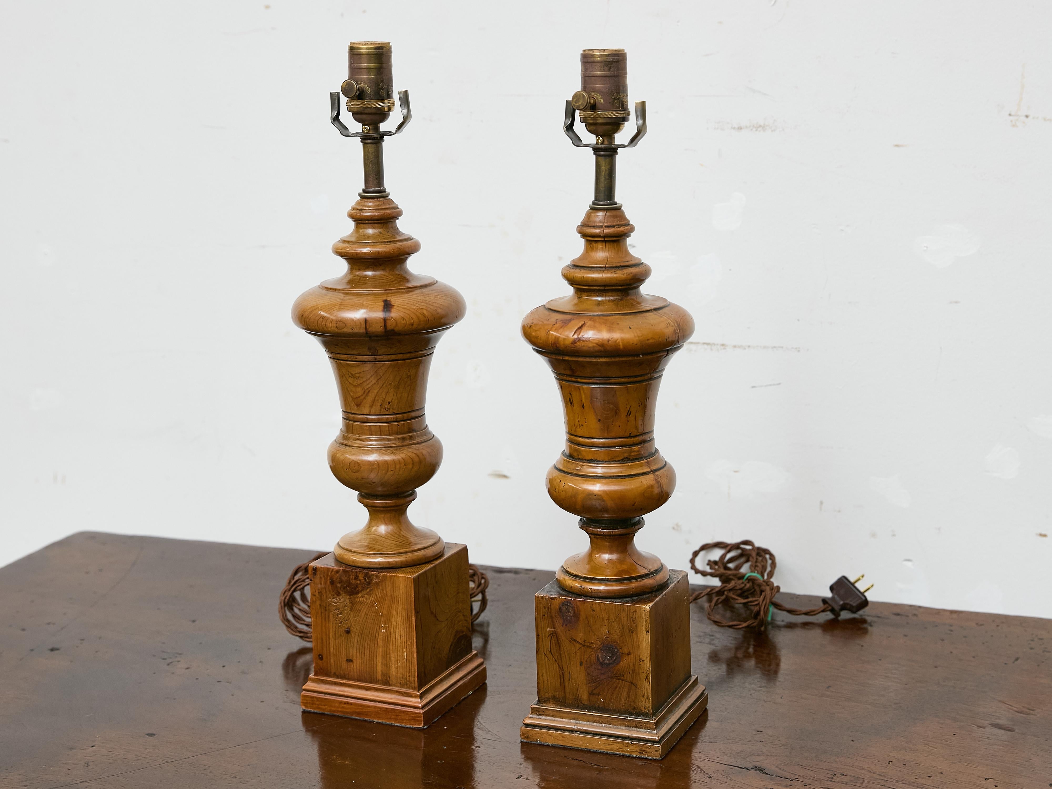 Pair of Midcentury English Turned Pine Table Lamps with Plinth Bases – US Wired For Sale 1
