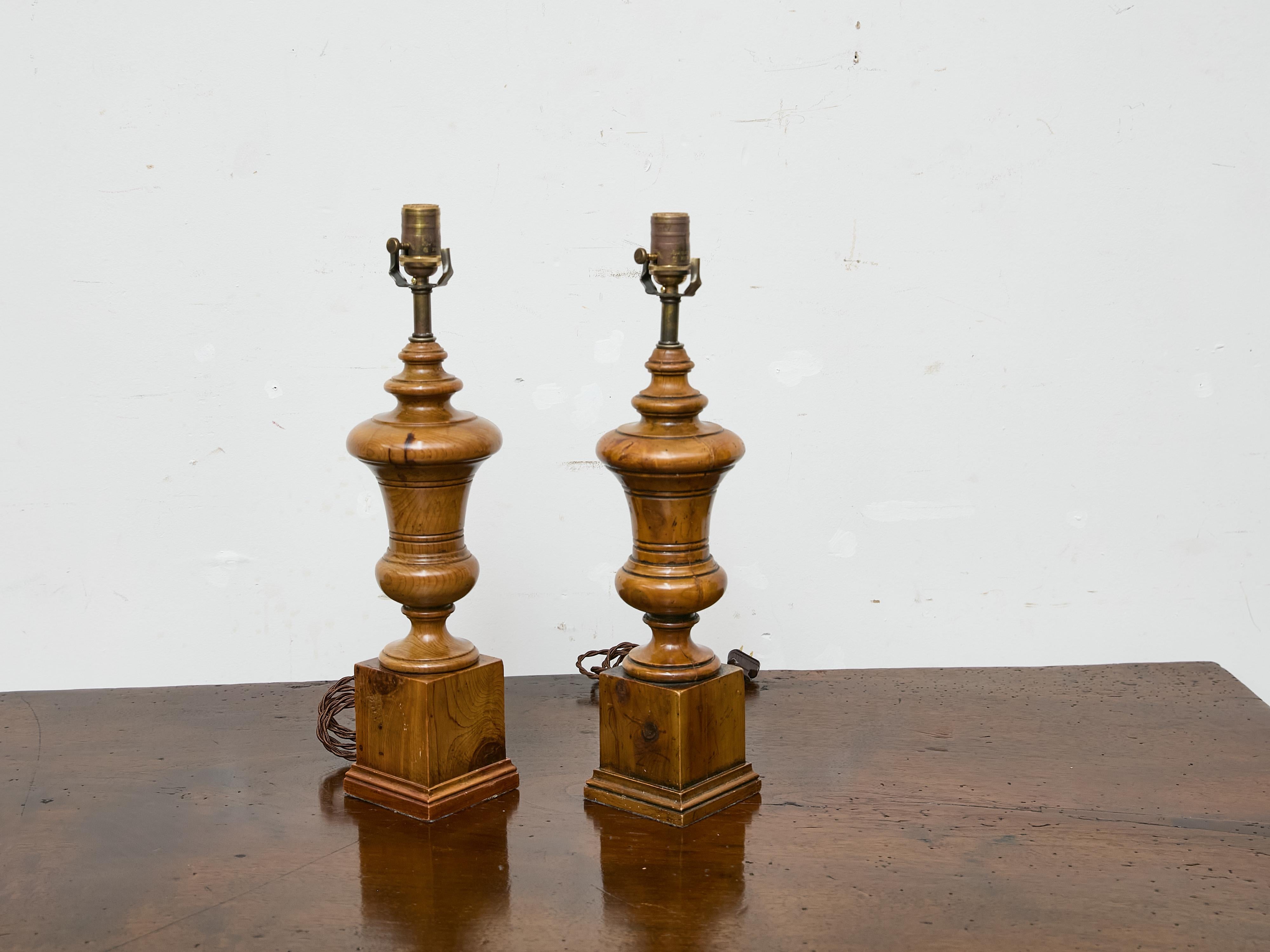 Pair of Midcentury English Turned Pine Table Lamps with Plinth Bases – US Wired For Sale 2