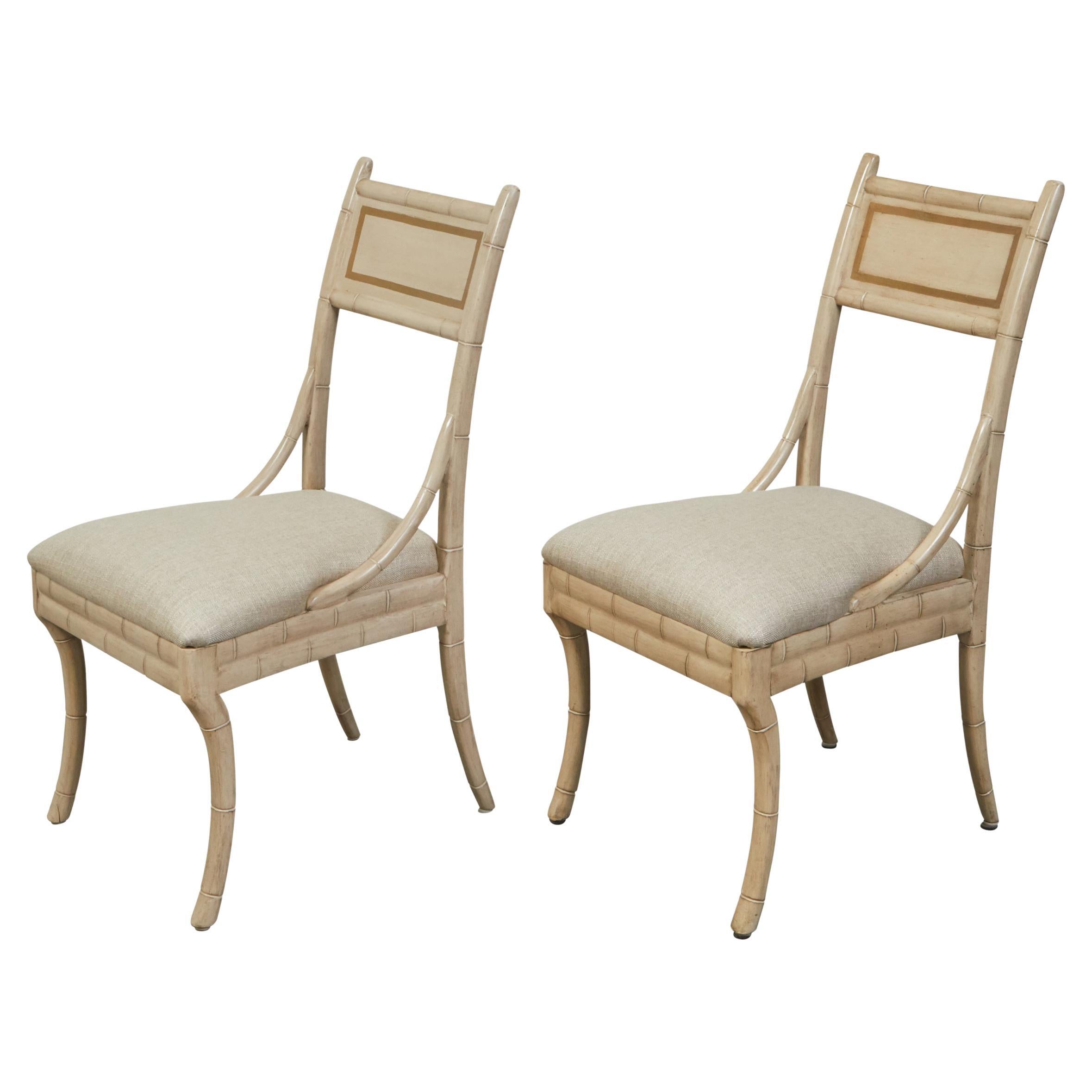 Paire de chaises d'appoint en faux bambou du milieu du siècle dernier avec pieds sabres et nouveau tissu d'ameublement