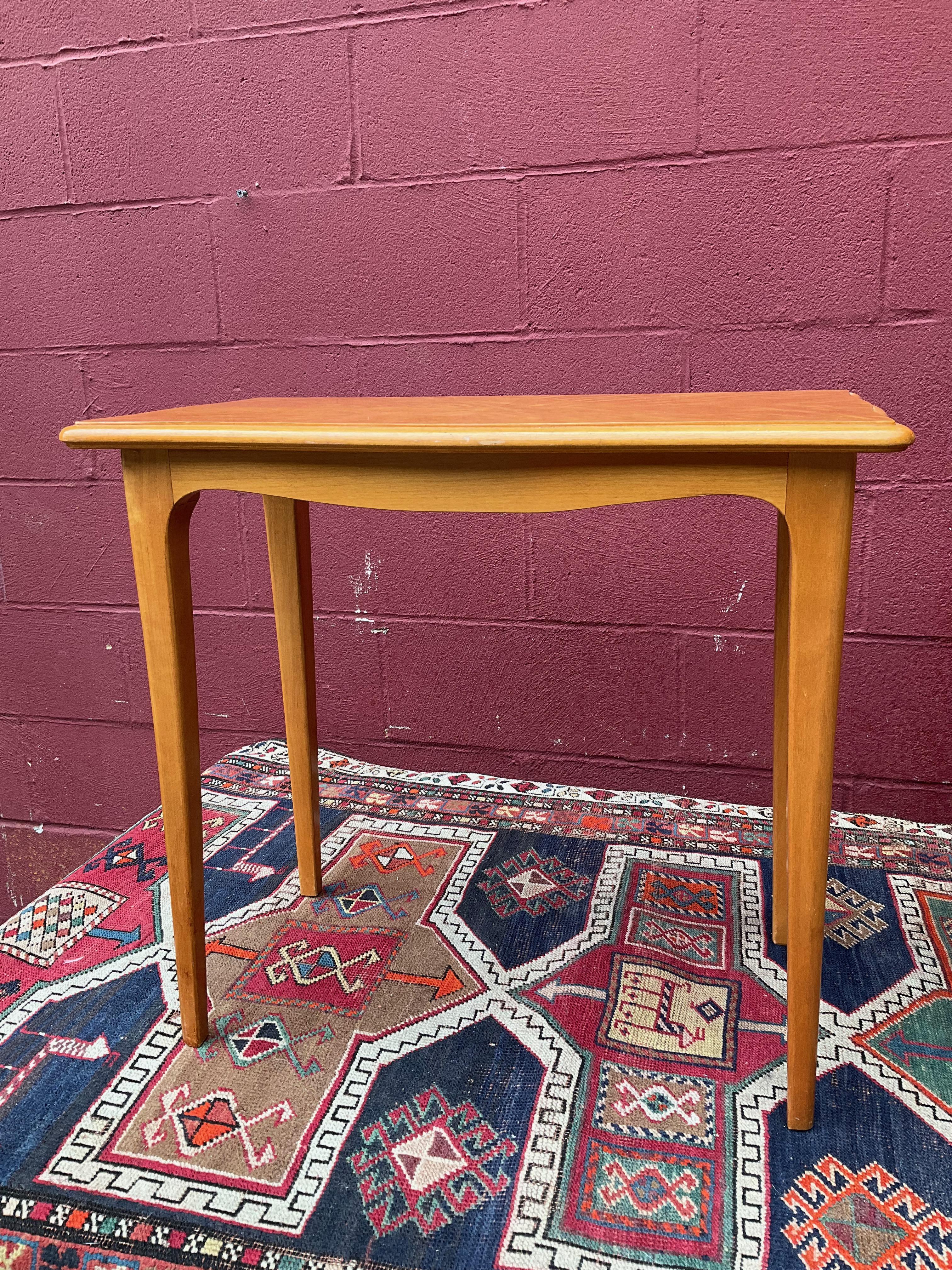 Pair of Midcentury Finnish End Tables in Blonde Wood In Good Condition In Buchanan, NY