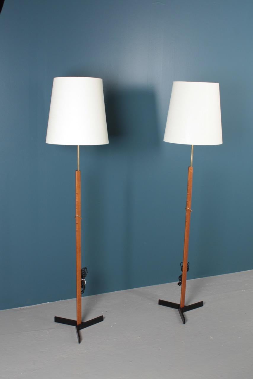 Pair of Midcentury Floor Lamps in Oak and Brass by Holm Sorensen, Denmark, 1950s For Sale 5