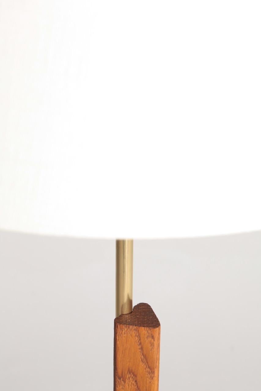 Scandinavian Modern Pair of Midcentury Floor Lamps in Oak and Brass by Holm Sorensen, Denmark, 1950s For Sale