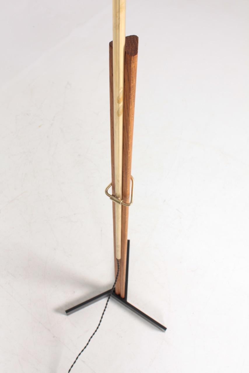Coppia di lampade da terra del Medioevo in Oak e ottone di Holm Sorensen, Danimarca, anni '50 In condizioni ottime in vendita a Lejre, DK