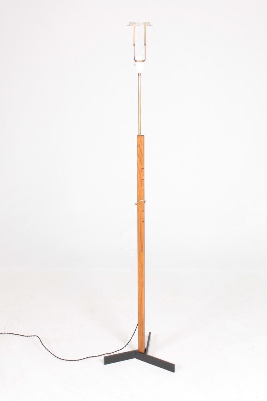 Ottone Coppia di lampade da terra del Medioevo in Oak e ottone di Holm Sorensen, Danimarca, anni '50 in vendita