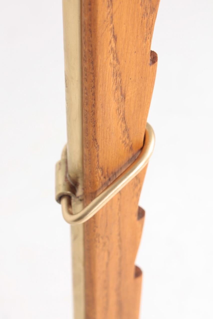 Coppia di lampade da terra del Medioevo in Oak e ottone di Holm Sorensen, Danimarca, anni '50 in vendita 2