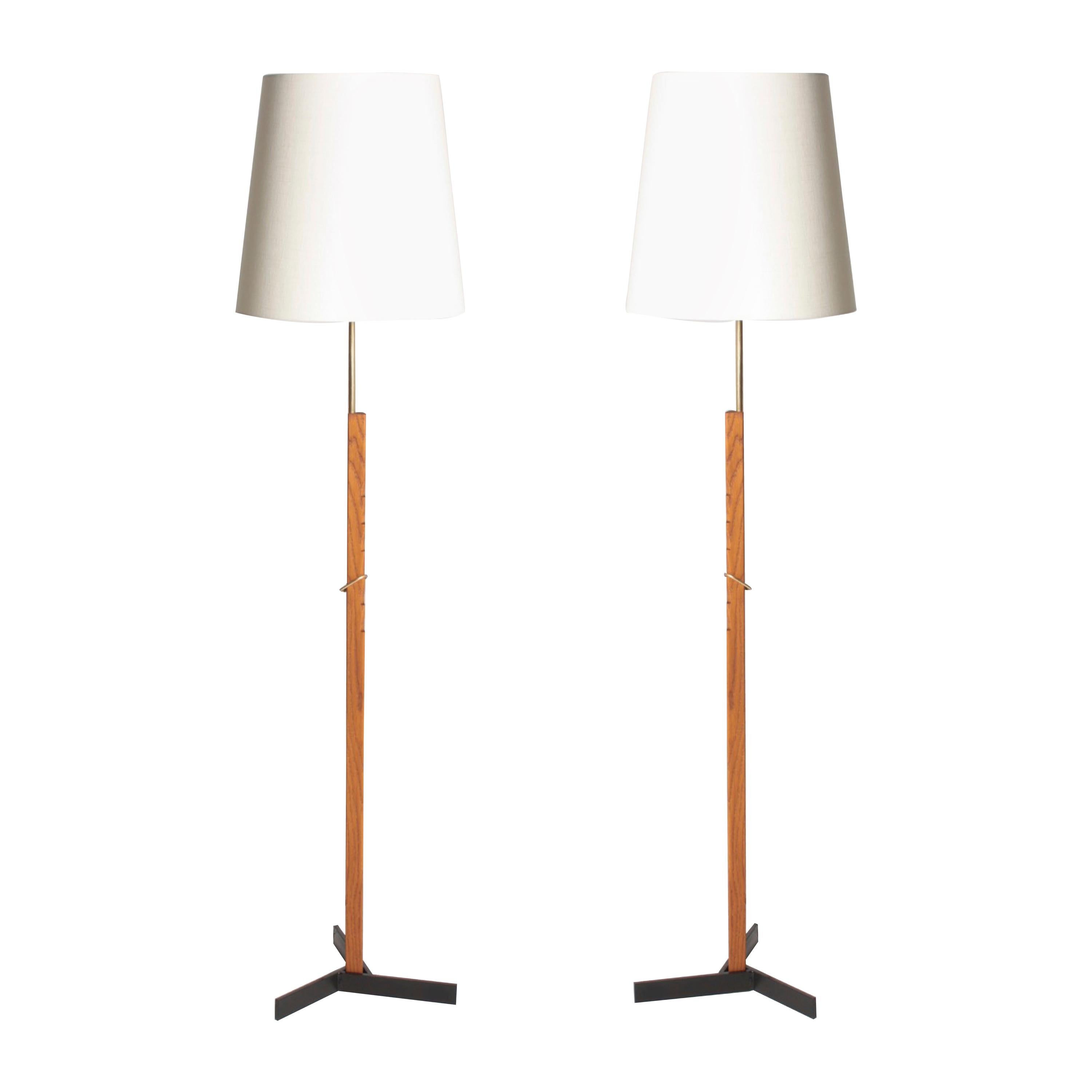 Pair of Midcentury Floor Lamps in Oak and Brass by Holm Sorensen, Denmark, 1950s For Sale