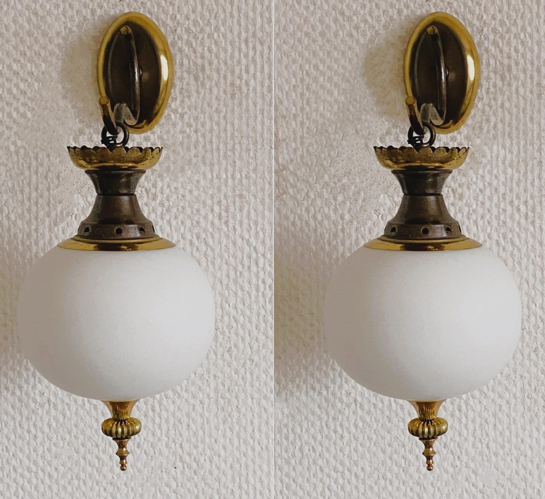 Ein hübsches Paar vergoldeter und patinierter Wandleuchter aus Messing, die in den 1950er Jahren in Italien im Stil des renommierten Herstellers Fontana Arte hergestellt wurden. Modernes Design mit klaren Linien und satinierten Glaskugeln. Beide
