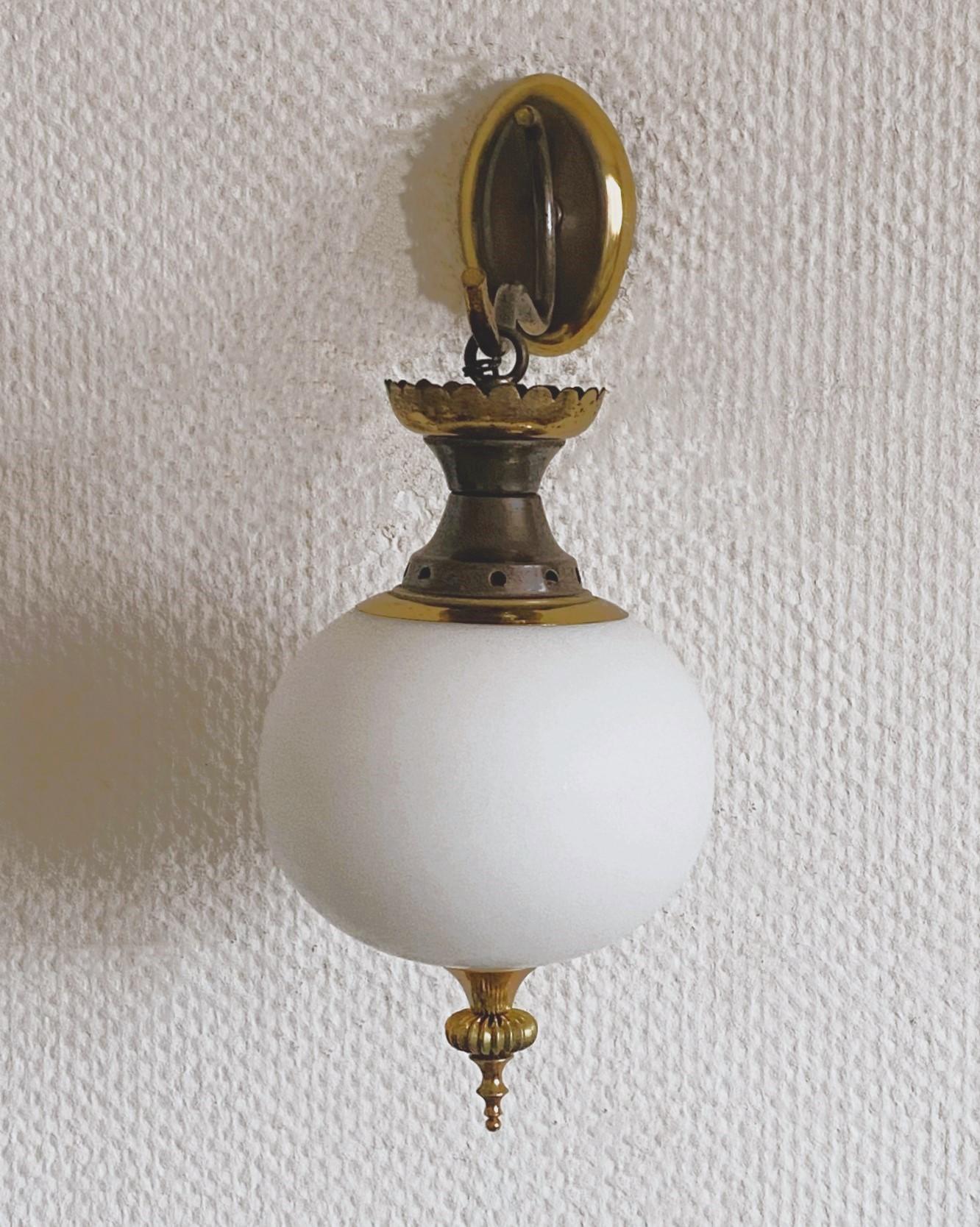 Paar Fontana Arte-Wandleuchter aus satiniertem Glas und Messing, Italien 1950er Jahre (Art déco) im Angebot