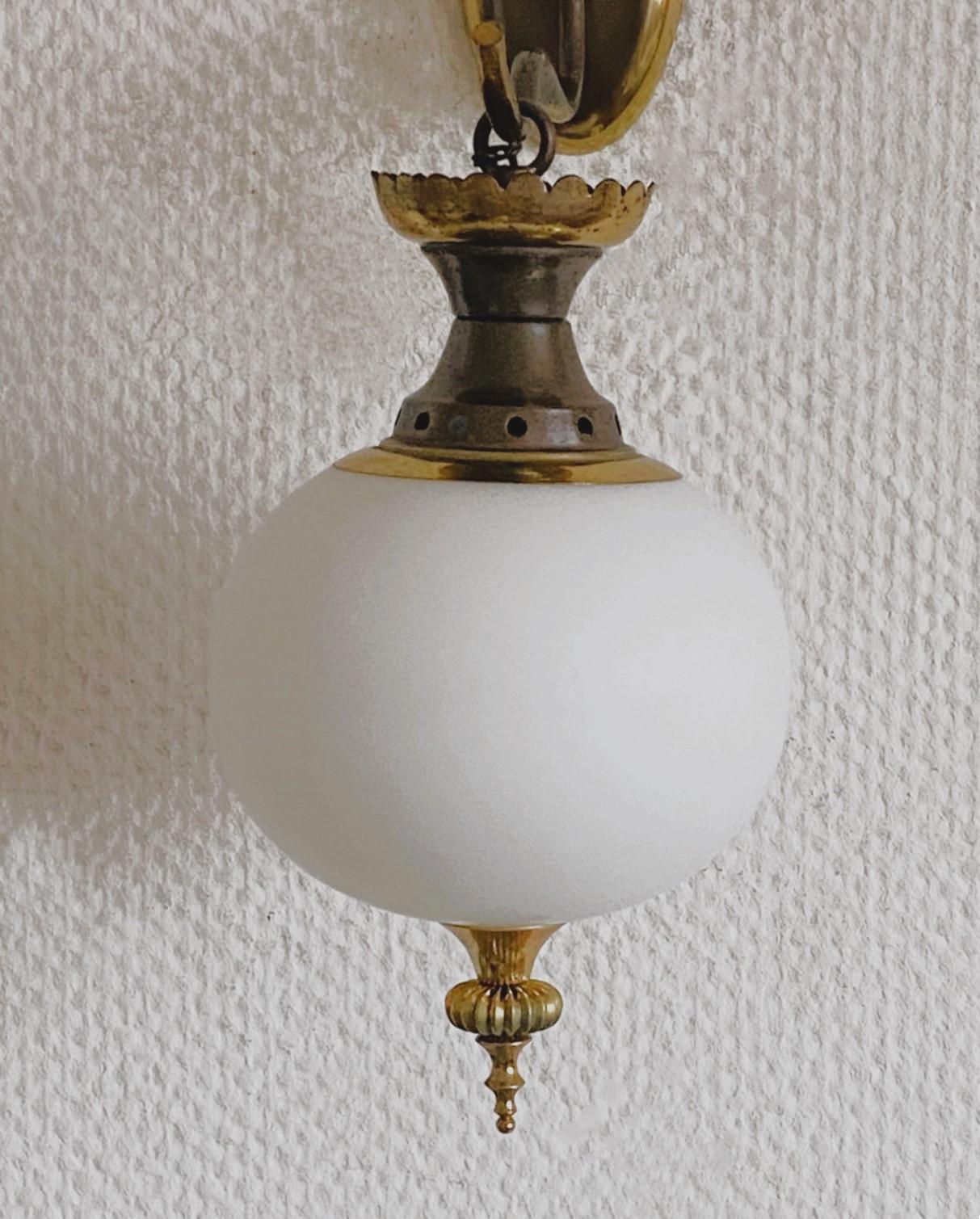 Paar Fontana Arte-Wandleuchter aus satiniertem Glas und Messing, Italien 1950er Jahre (Italienisch) im Angebot