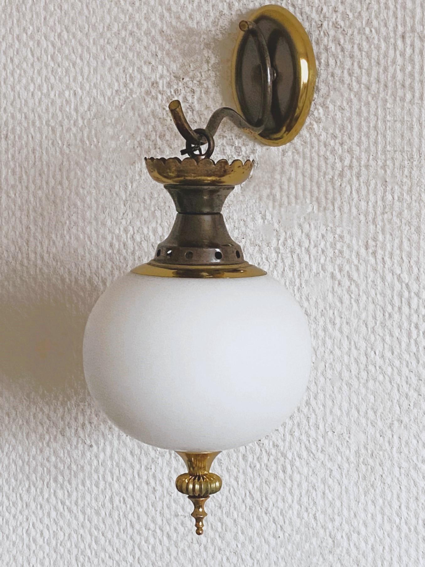 Paar Fontana Arte-Wandleuchter aus satiniertem Glas und Messing, Italien 1950er Jahre (Vergoldet) im Angebot