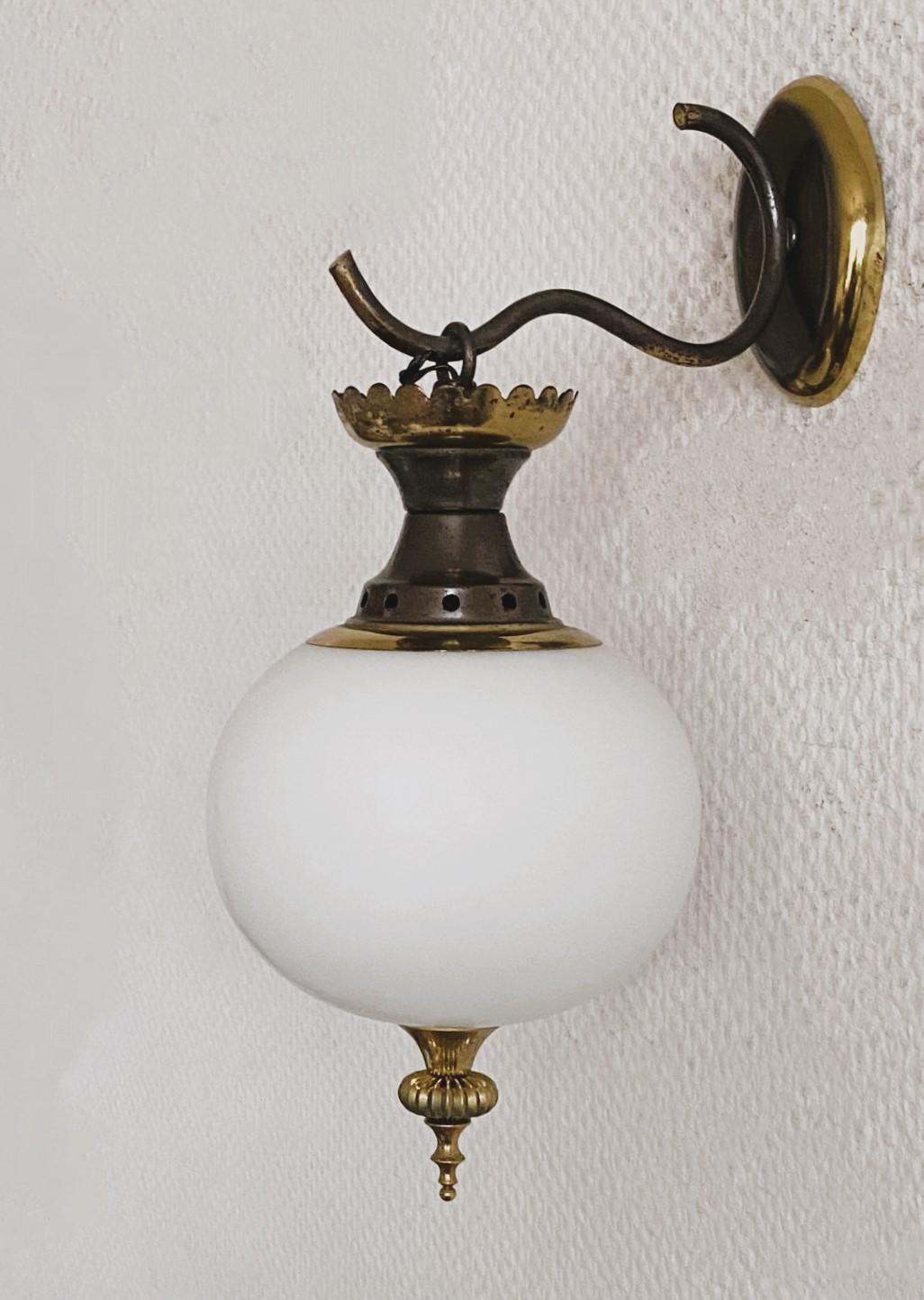Paar Fontana Arte-Wandleuchter aus satiniertem Glas und Messing, Italien 1950er Jahre im Zustand „Gut“ im Angebot in Frankfurt am Main, DE