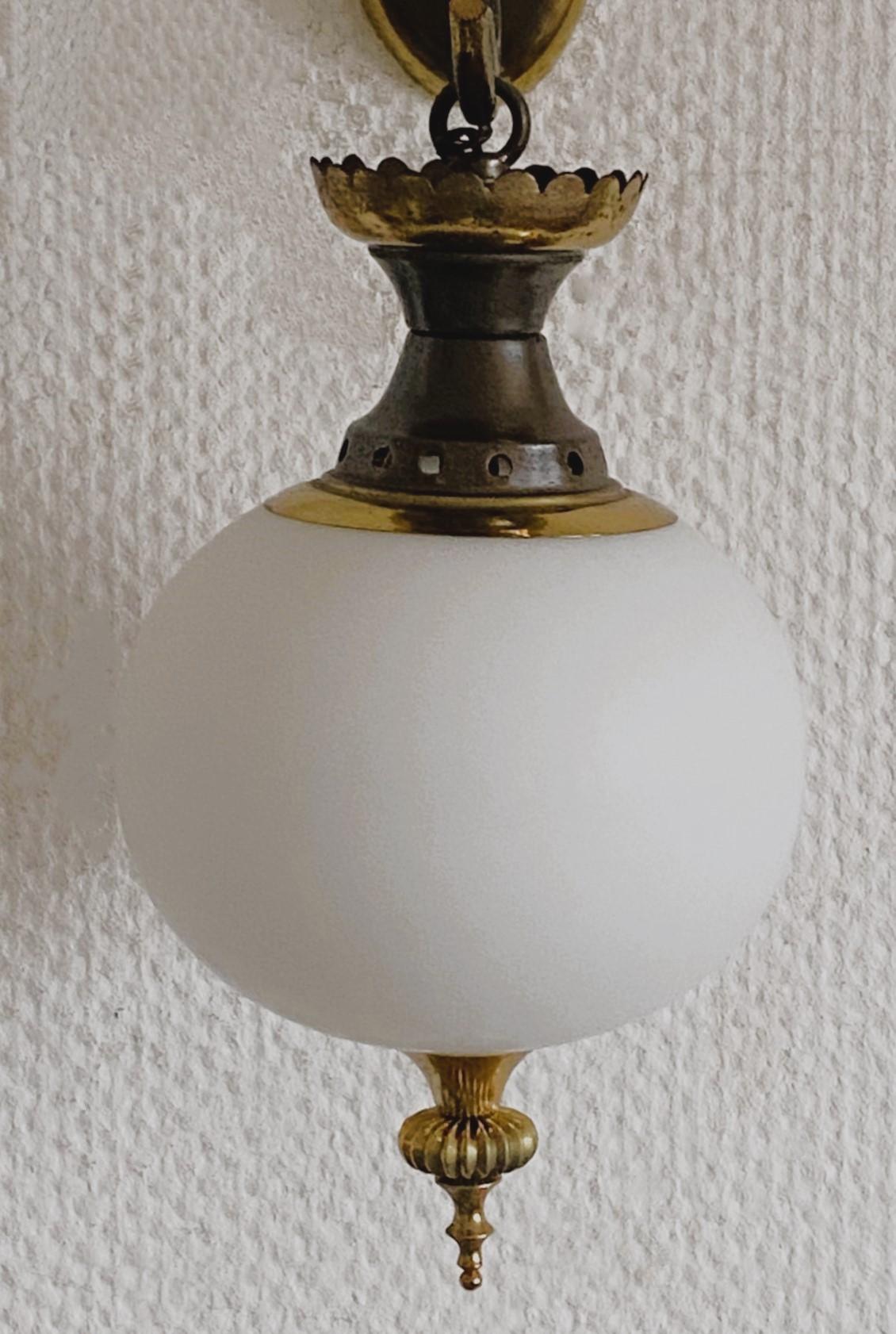Paar Fontana Arte-Wandleuchter aus satiniertem Glas und Messing, Italien 1950er Jahre (20. Jahrhundert) im Angebot