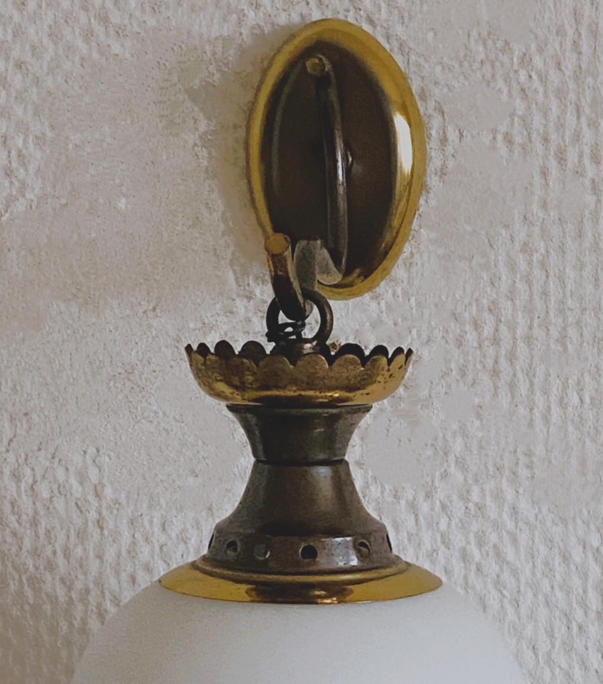 Paar Fontana Arte-Wandleuchter aus satiniertem Glas und Messing, Italien 1950er Jahre im Angebot 1
