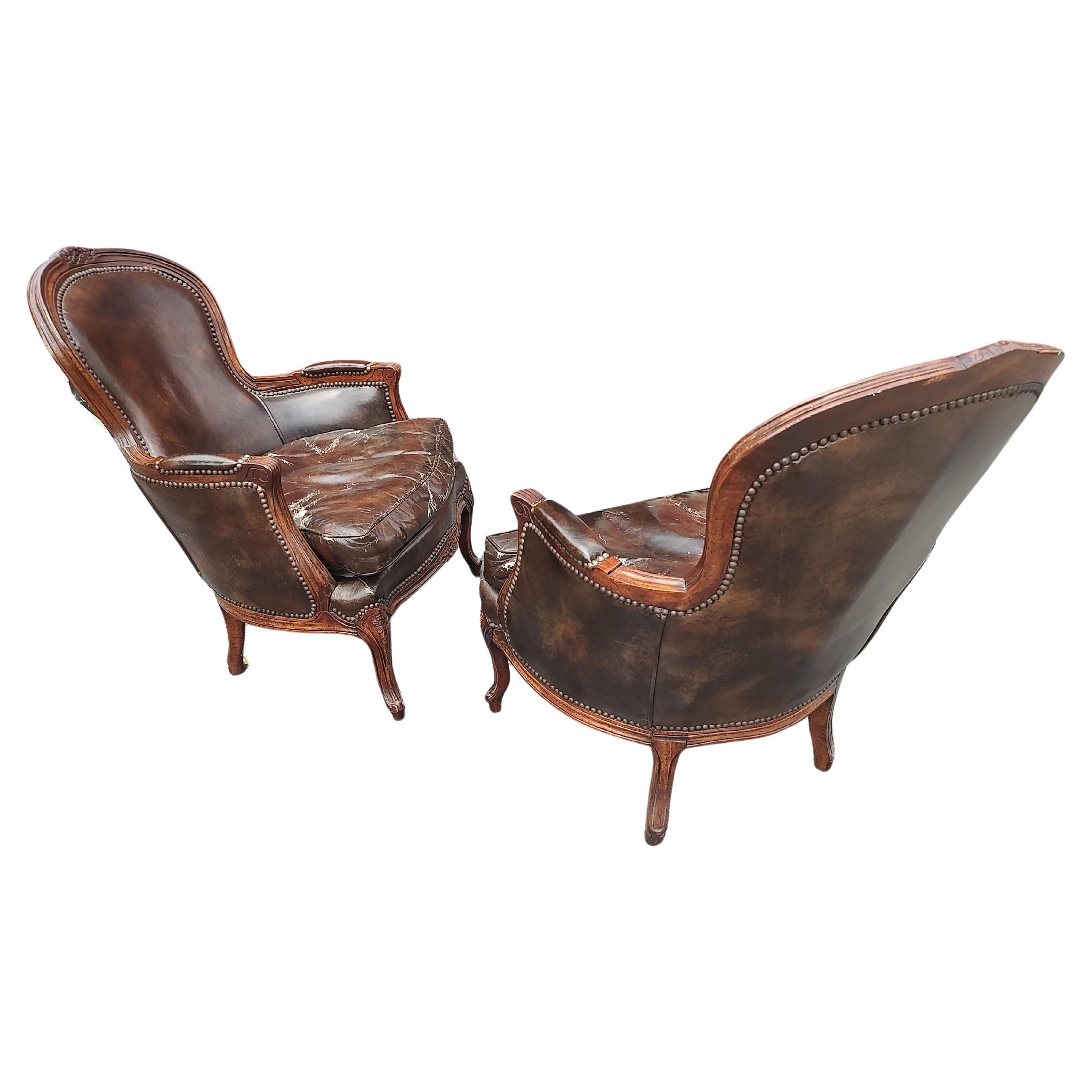 Paar französische Bergeres aus der Jahrhundertmitte in braunem Leder und Nussbaum 1965 im Angebot 1