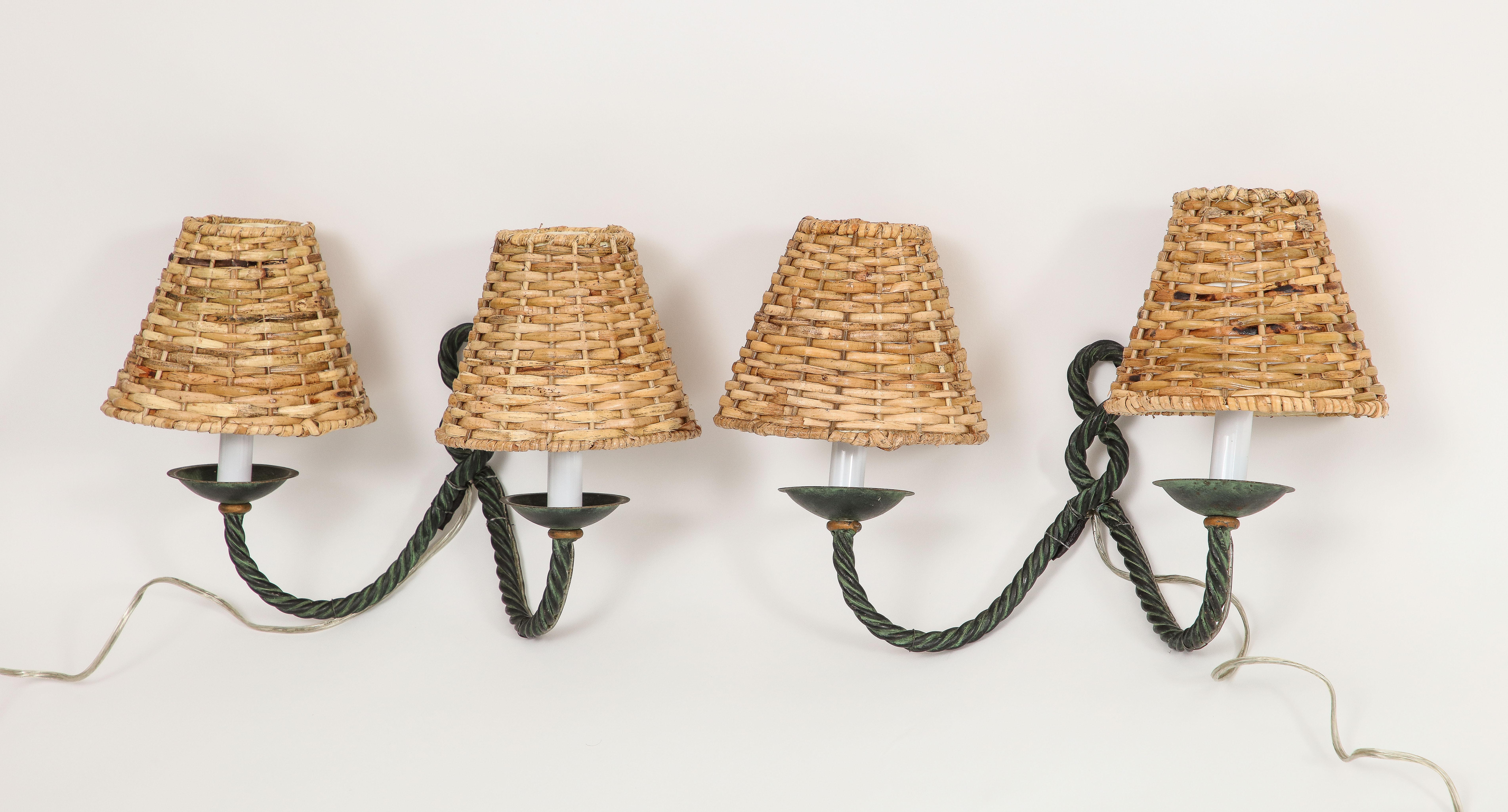 Paar französische Bronze-Seil-Wandleuchter aus der Mitte des Jahrhunderts mit zwei Leuchten und Korbweideschirmen im Angebot 4