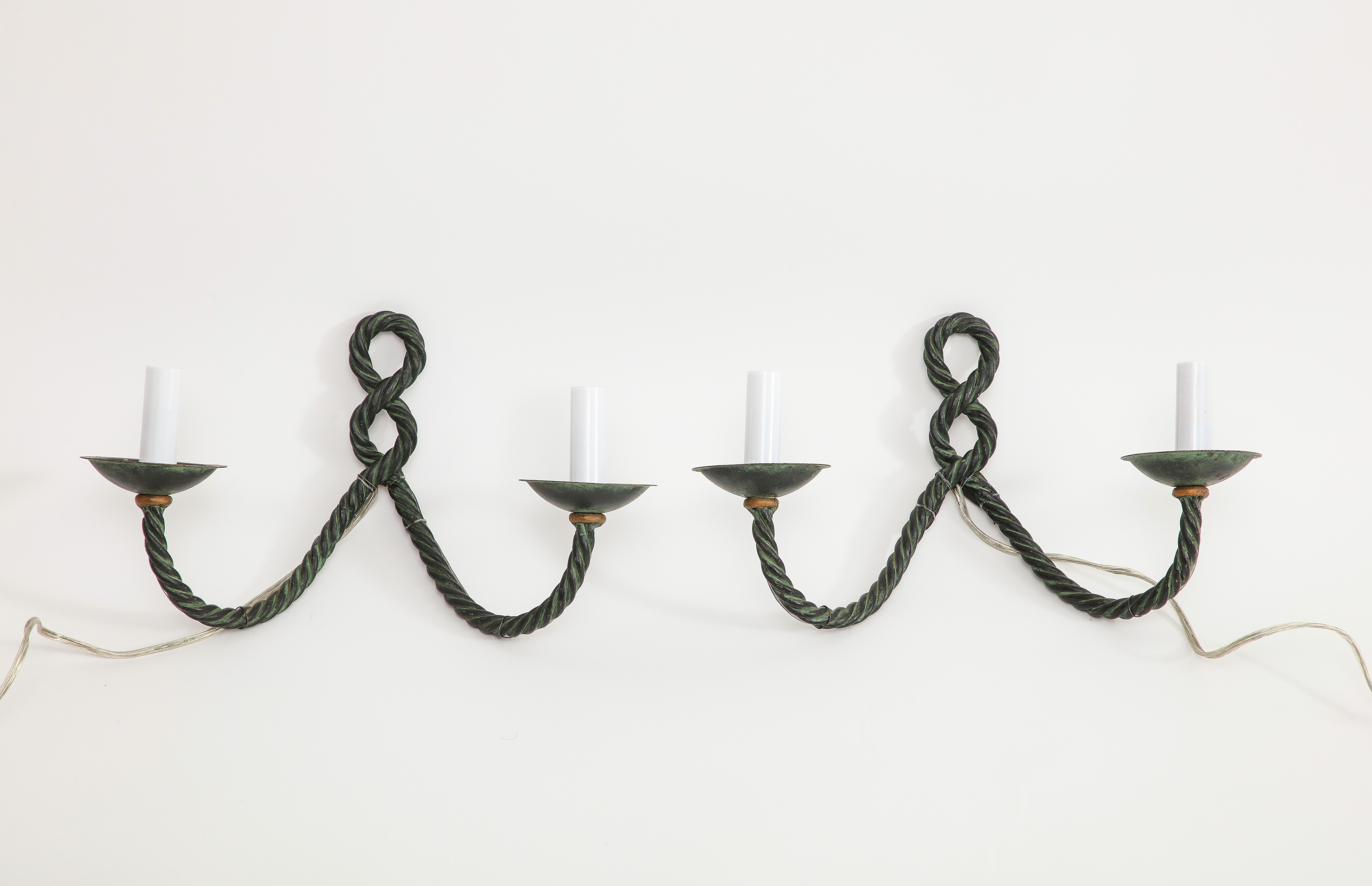 Paar französische Bronze-Seil-Wandleuchter aus der Mitte des Jahrhunderts mit zwei Leuchten und Korbweideschirmen im Angebot 7