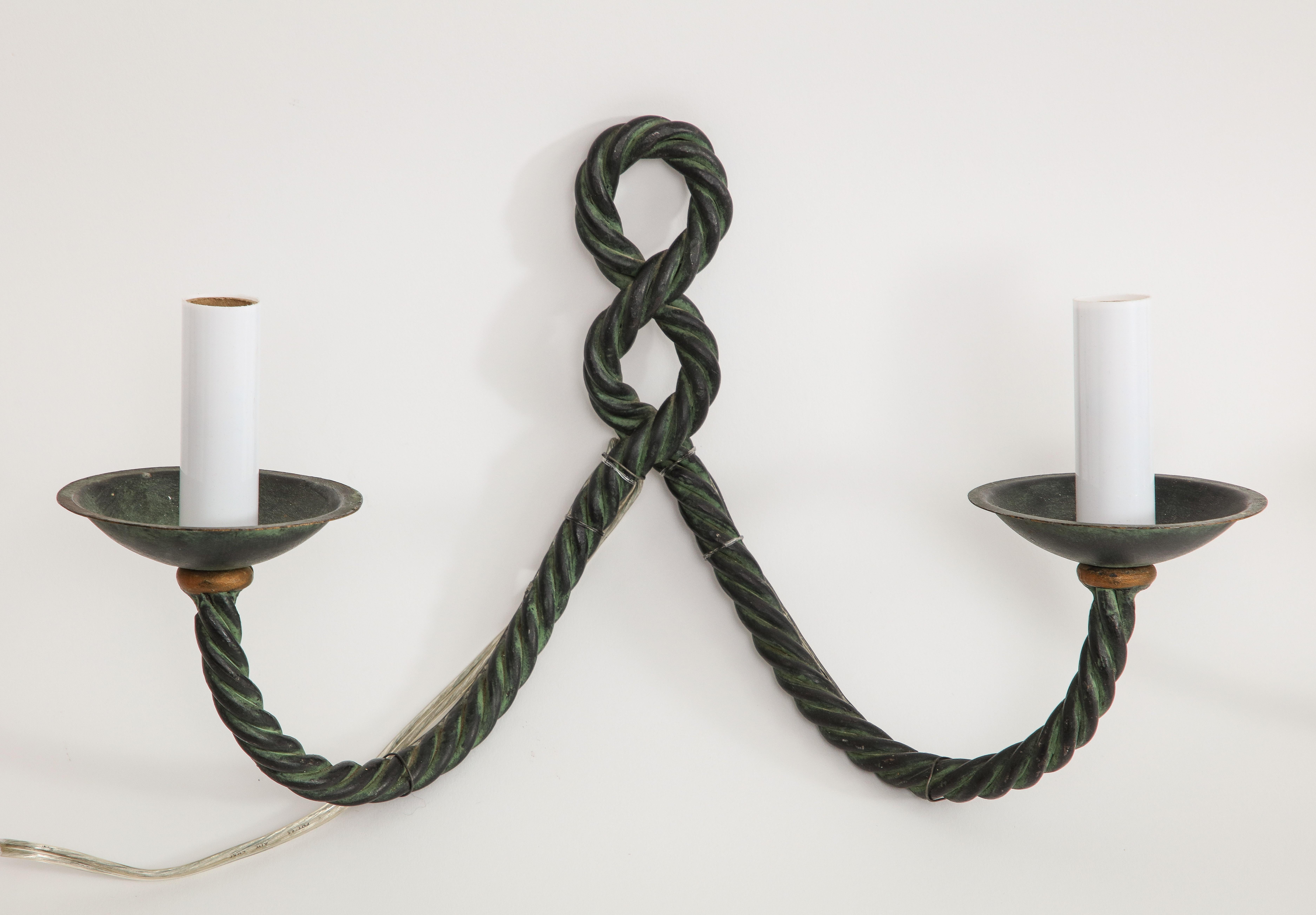 Paar französische Bronze-Seil-Wandleuchter aus der Mitte des Jahrhunderts mit zwei Leuchten und Korbweideschirmen im Angebot 8