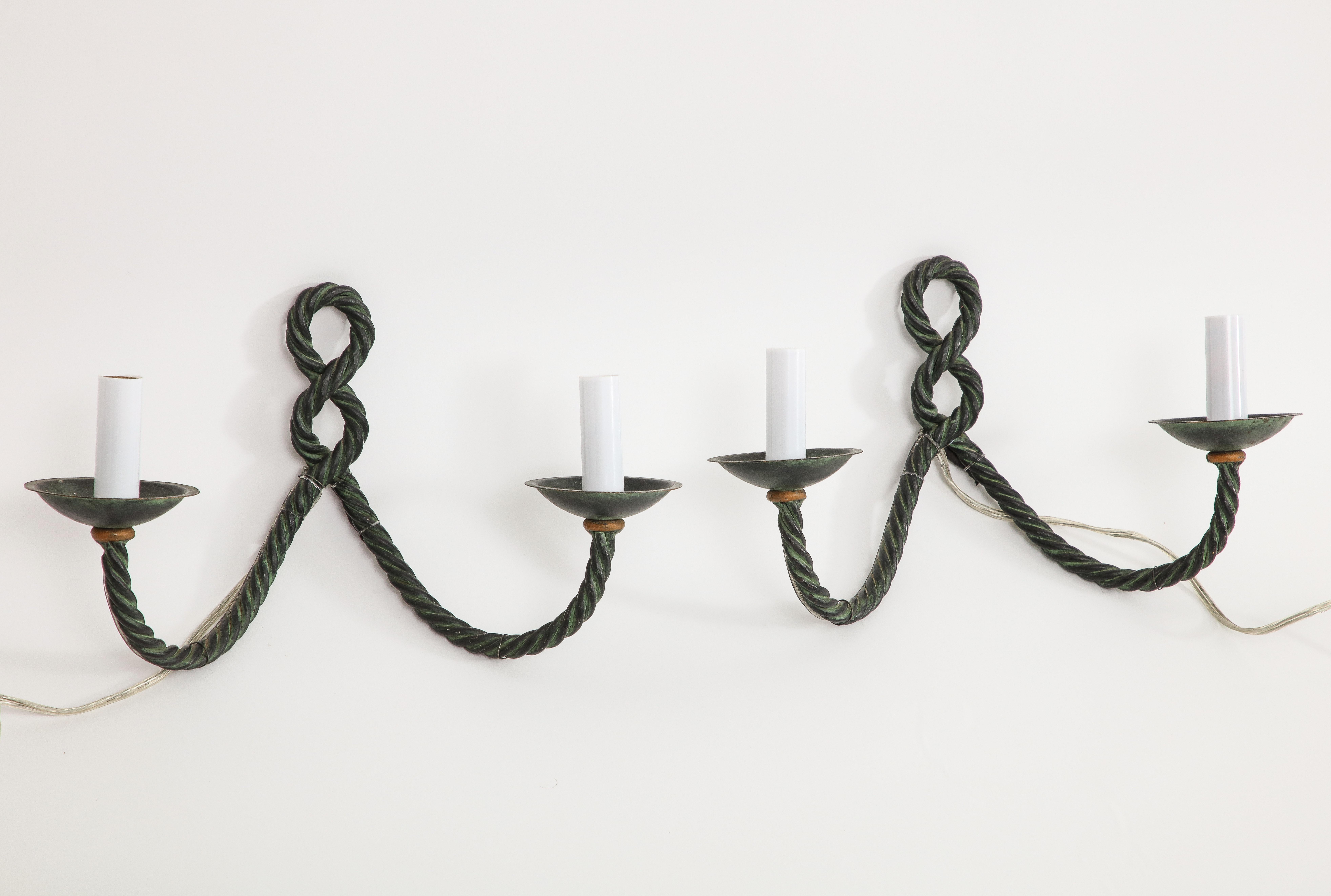 Paar französische Bronze-Seil-Wandleuchter aus der Mitte des Jahrhunderts mit zwei Leuchten und Korbweideschirmen im Angebot 9