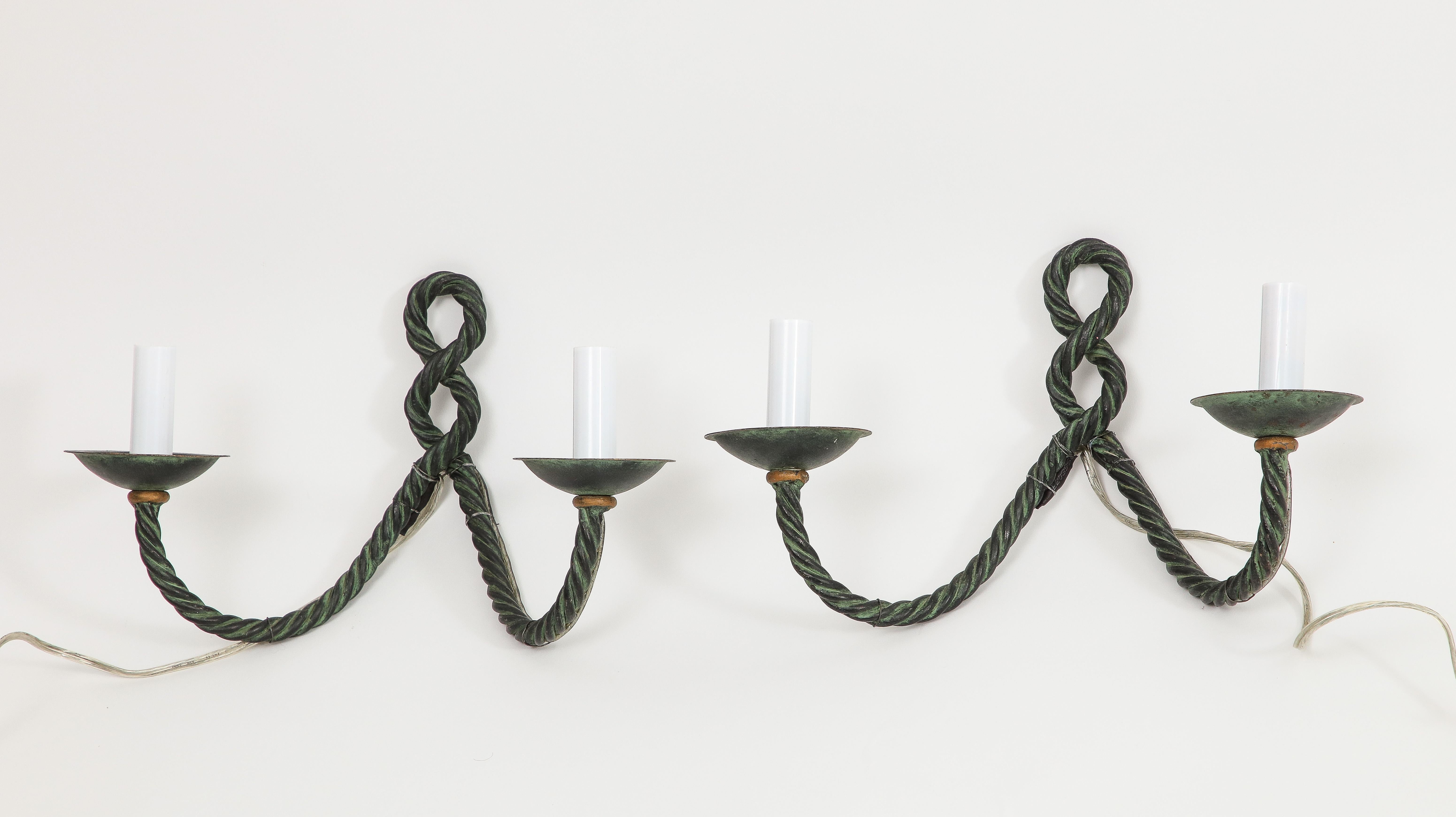 Paar französische Bronze-Seil-Wandleuchter aus der Mitte des Jahrhunderts mit zwei Leuchten und Korbweideschirmen im Angebot 12