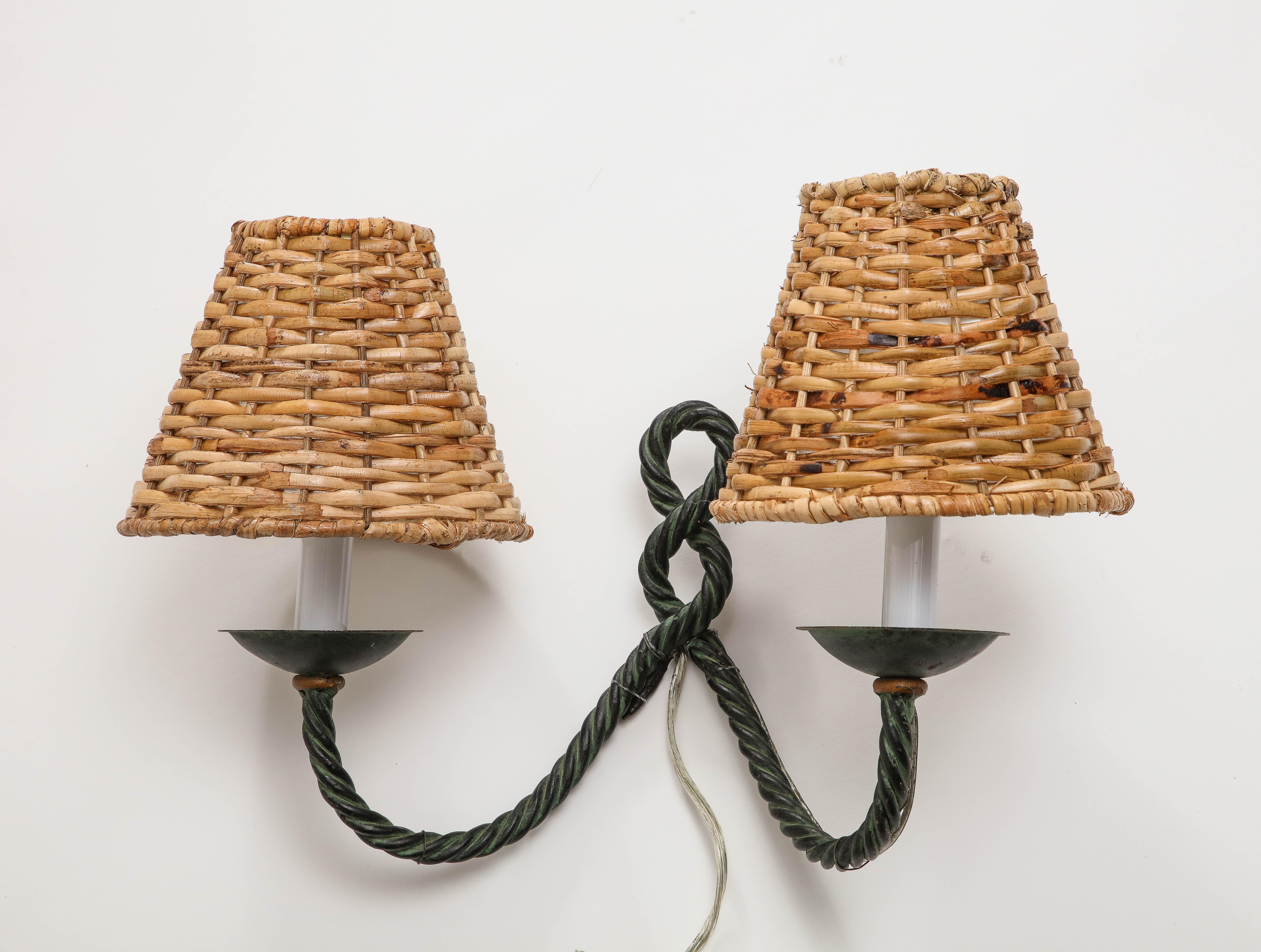 Paar französische Bronze-Seil-Wandleuchter aus der Mitte des Jahrhunderts mit zwei Leuchten und Korbweideschirmen im Zustand „Gut“ im Angebot in Chicago, IL