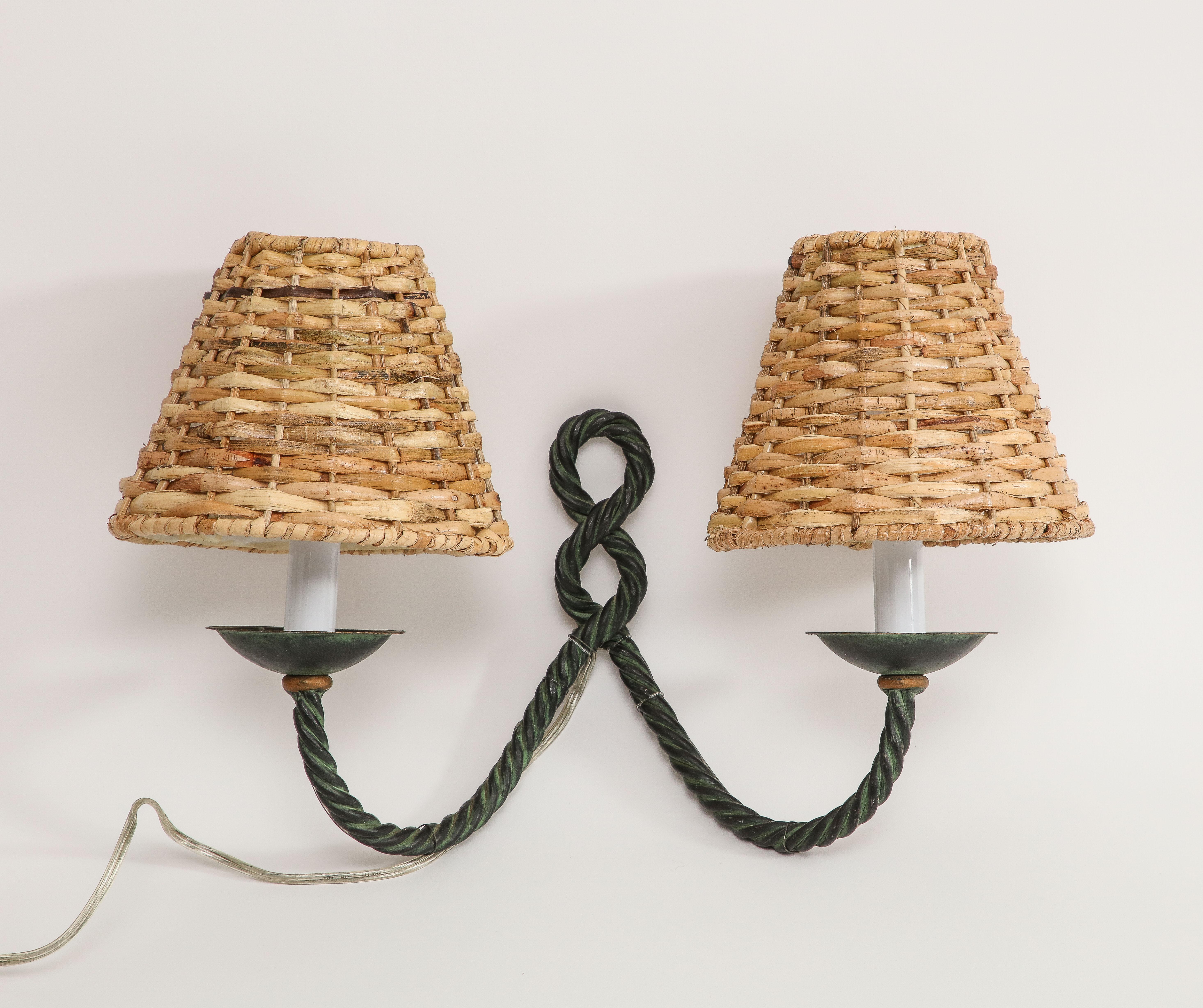 Paar französische Bronze-Seil-Wandleuchter aus der Mitte des Jahrhunderts mit zwei Leuchten und Korbweideschirmen im Angebot 1