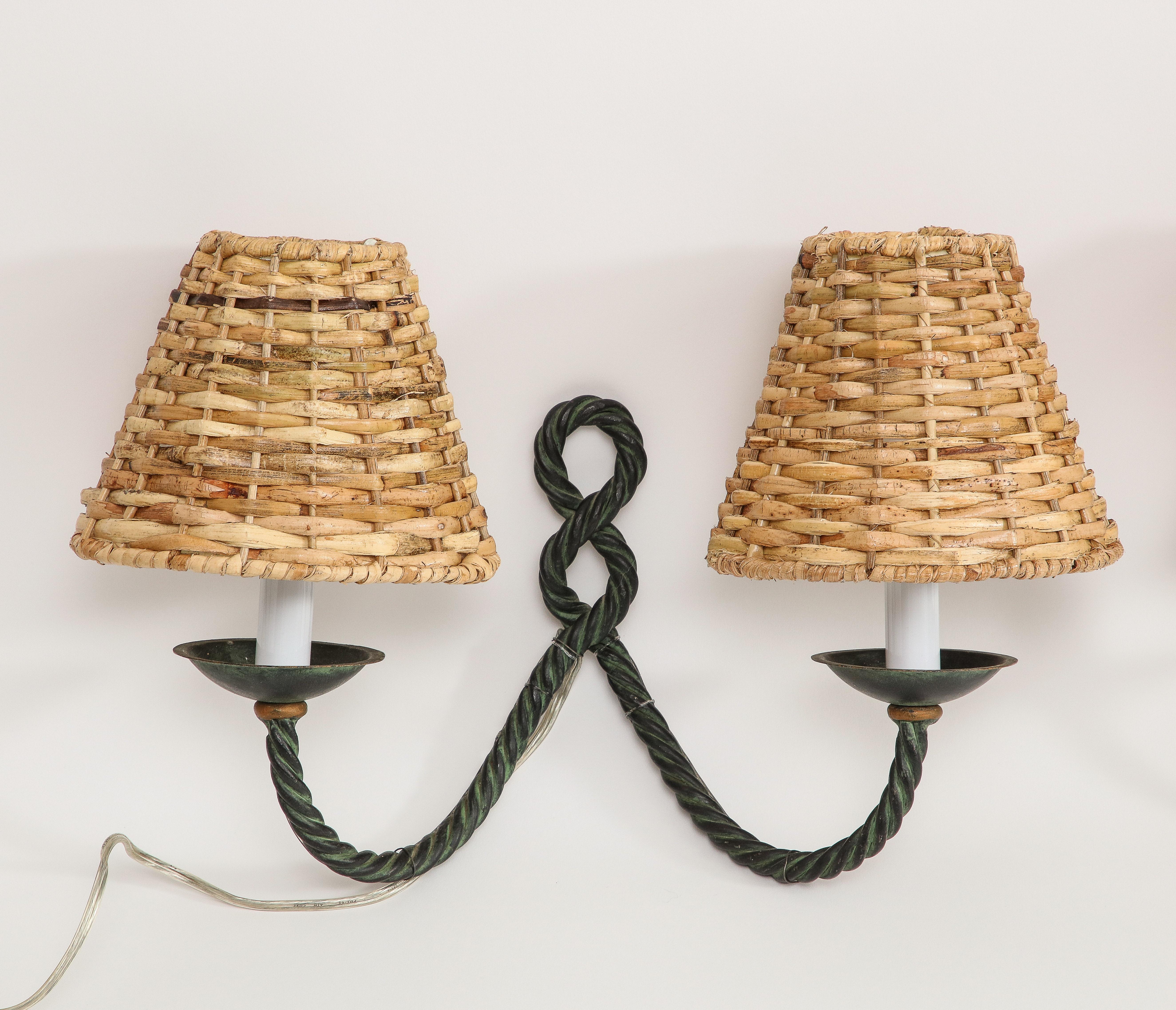 Paar französische Bronze-Seil-Wandleuchter aus der Mitte des Jahrhunderts mit zwei Leuchten und Korbweideschirmen im Angebot 2