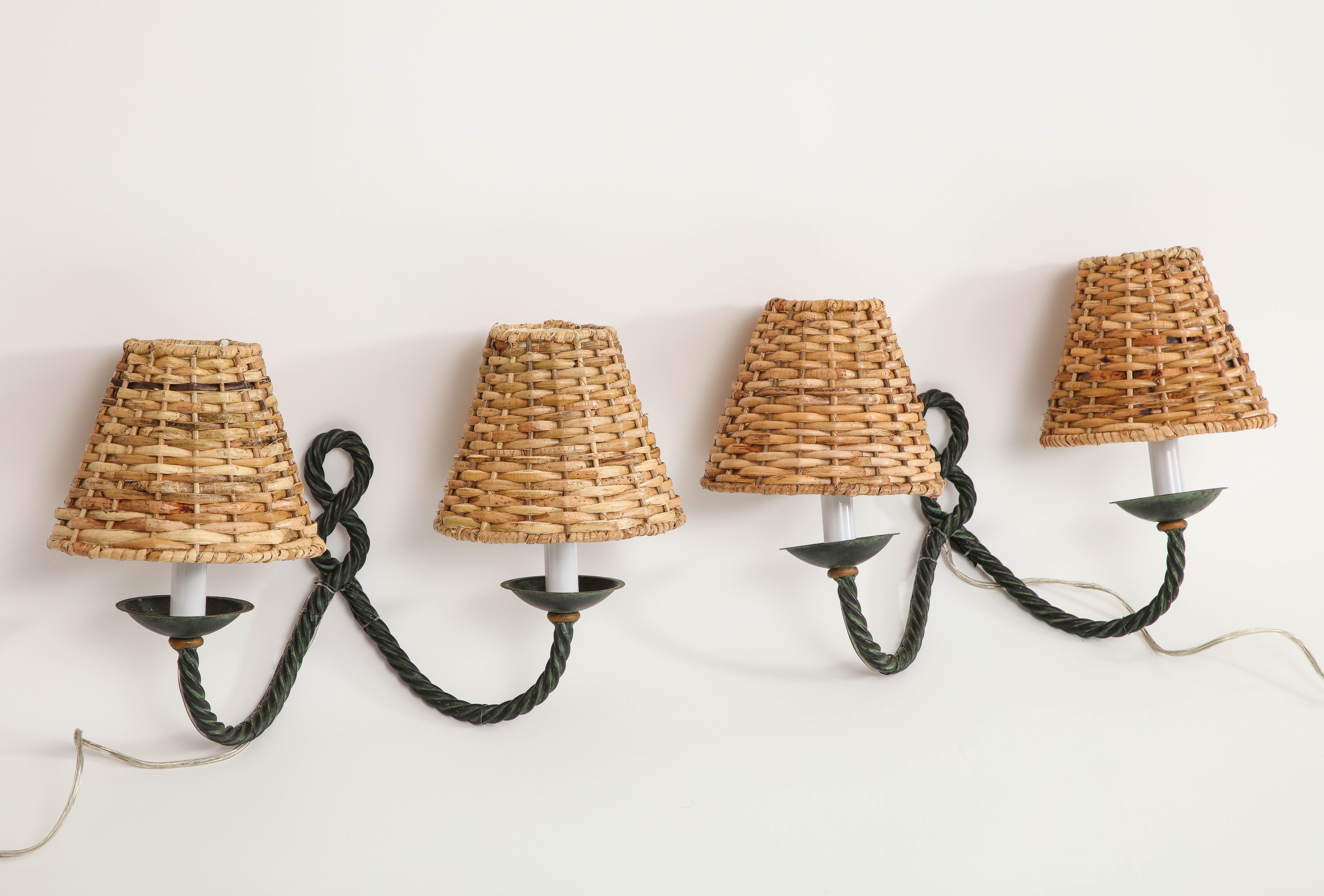 Paar französische Bronze-Seil-Wandleuchter aus der Mitte des Jahrhunderts mit zwei Leuchten und Korbweideschirmen im Angebot 3