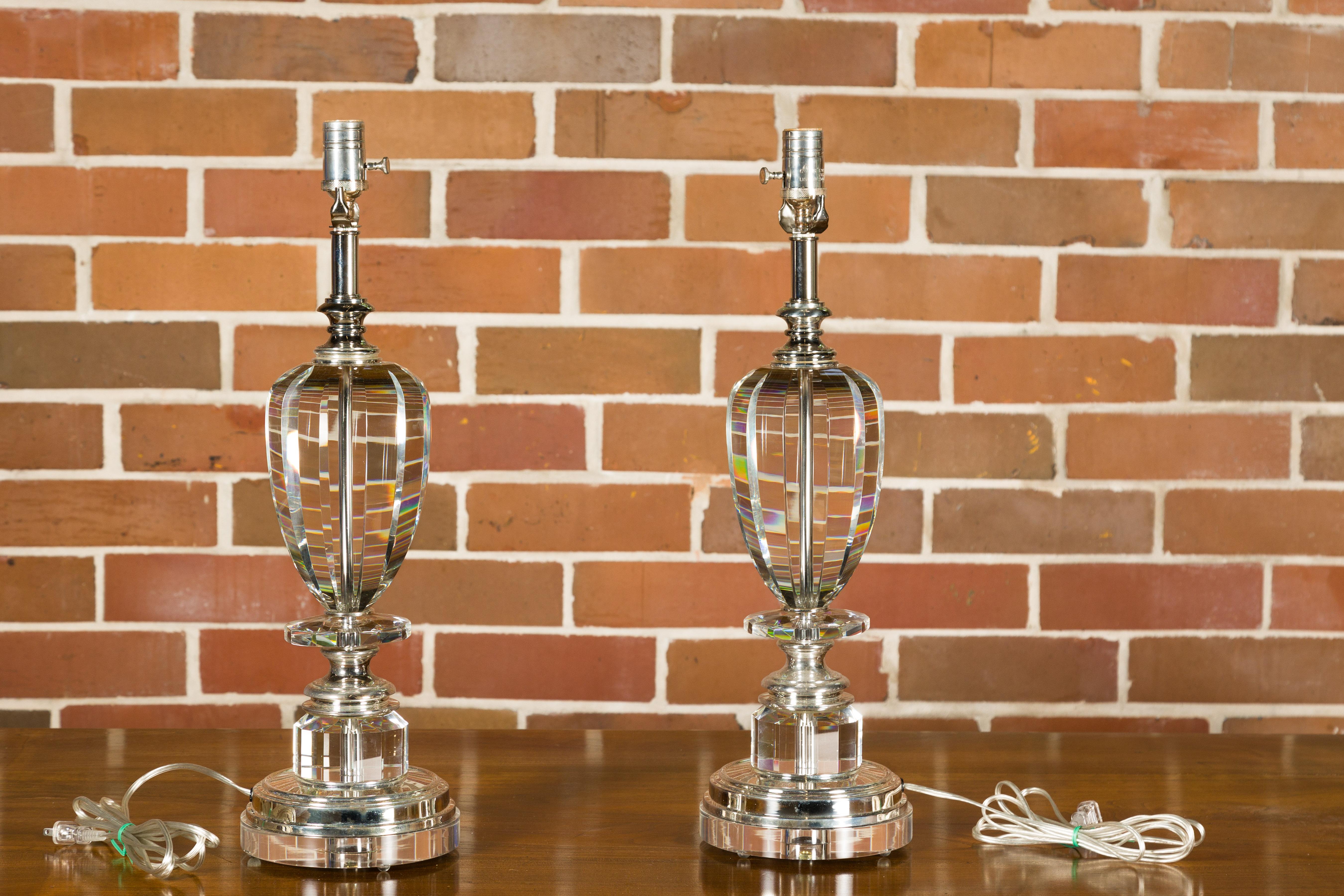 Paire de lampes de table à une lumière en cristal français du milieu du siècle dernier sur socles en lucite en vente 7