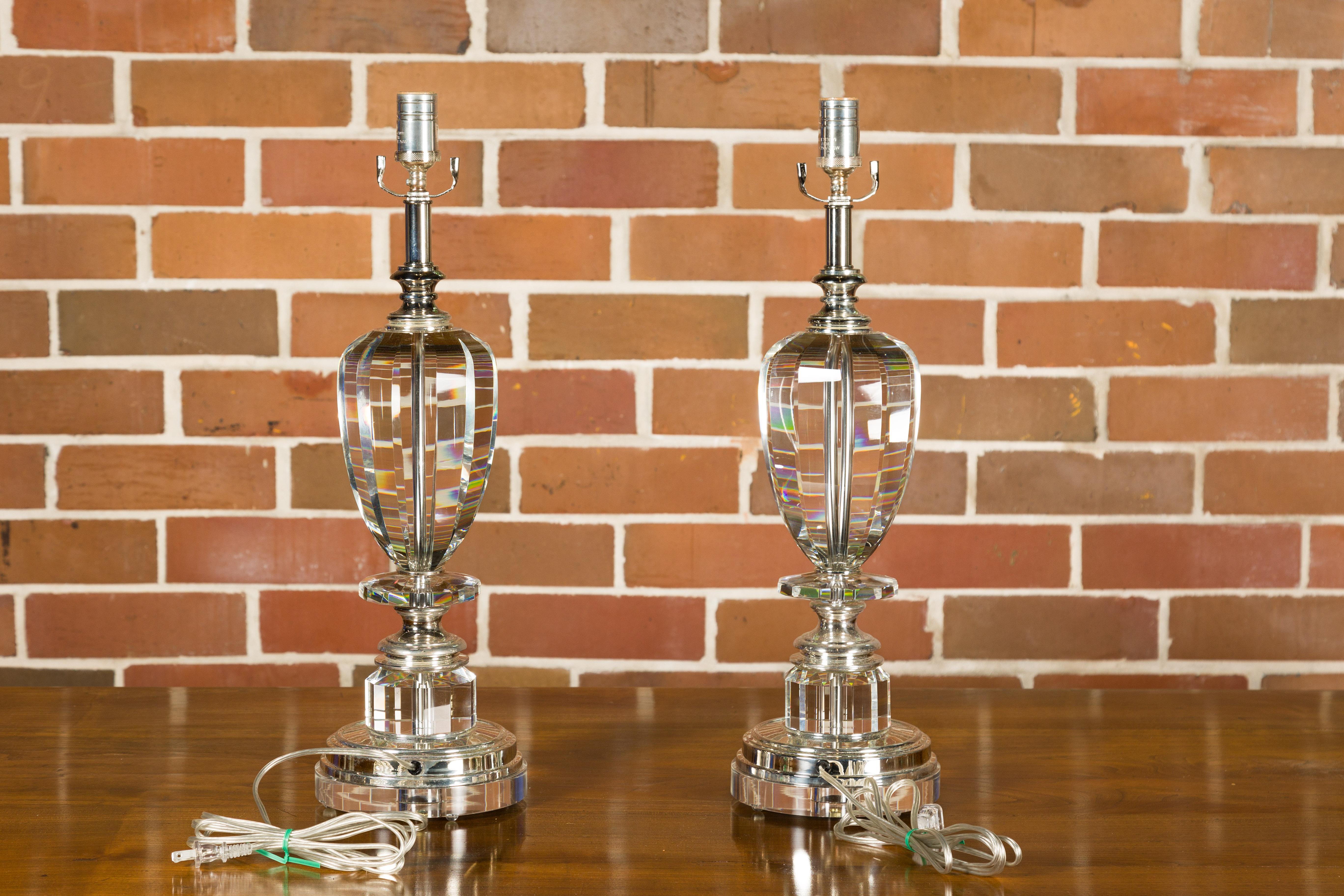 Paire de lampes de table à une lumière en cristal français du milieu du siècle dernier sur socles en lucite en vente 8