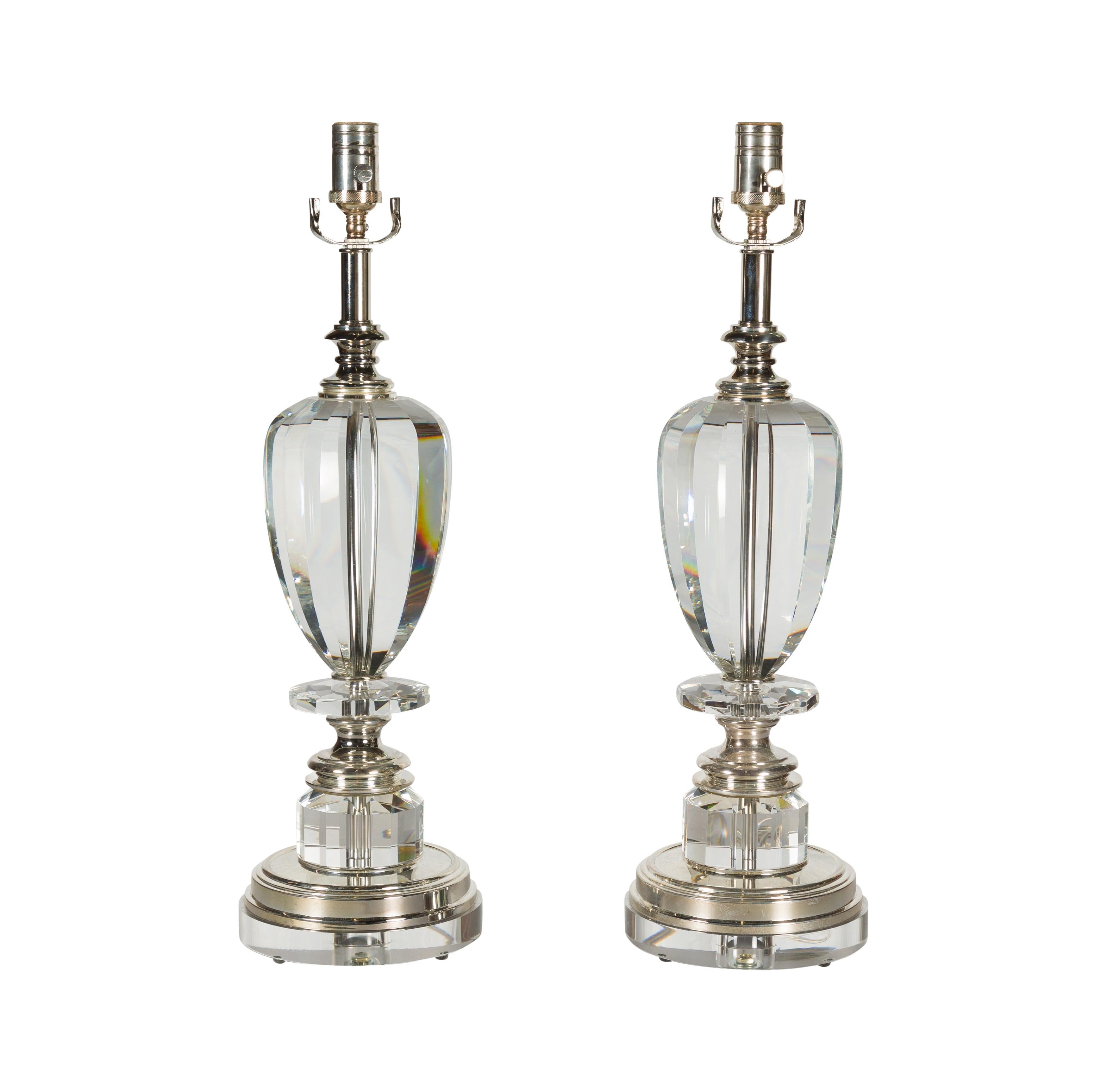 Paire de lampes de table à une lumière en cristal français du milieu du siècle dernier sur socles en lucite en vente 11