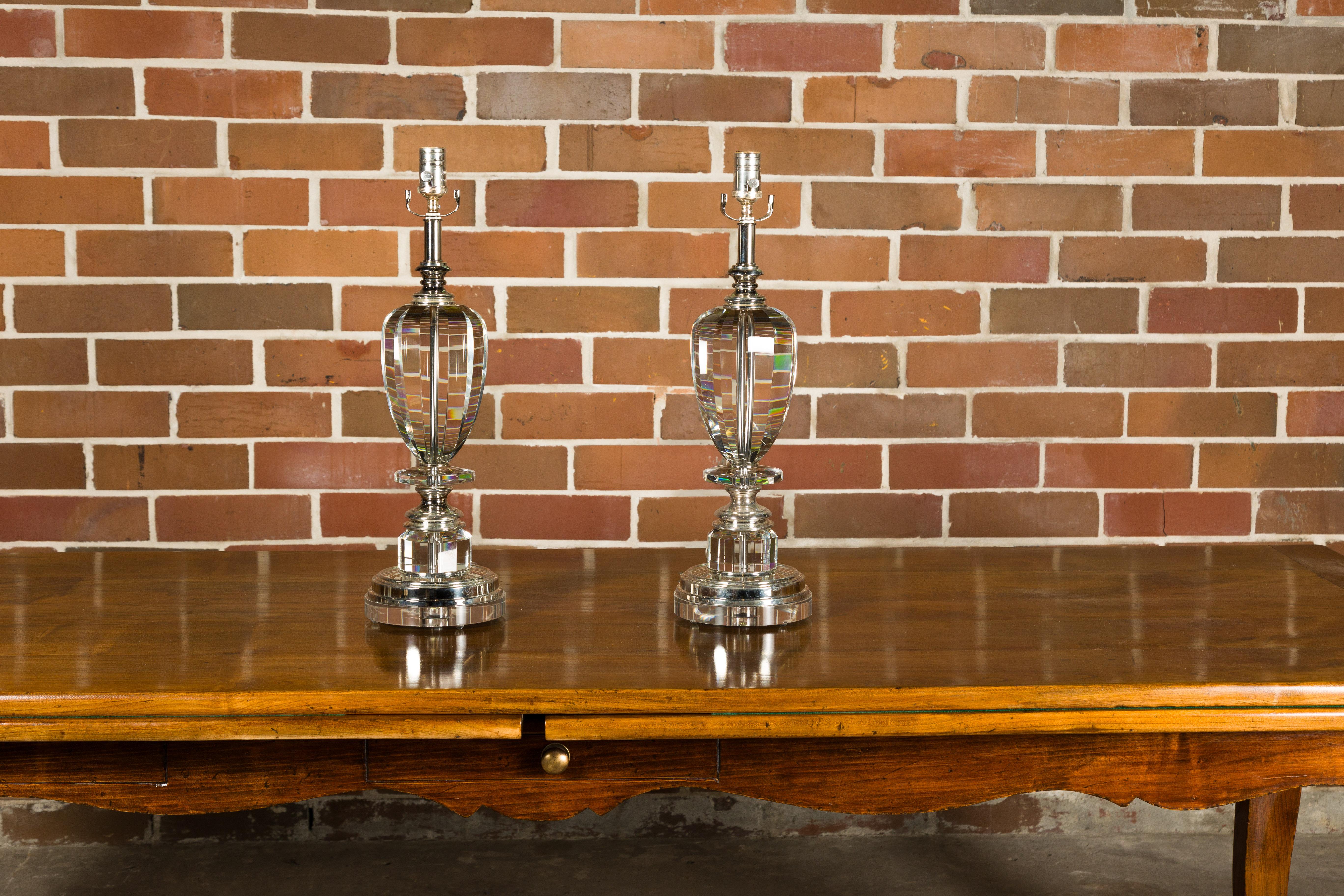 Mid-Century Modern Paire de lampes de table à une lumière en cristal français du milieu du siècle dernier sur socles en lucite en vente