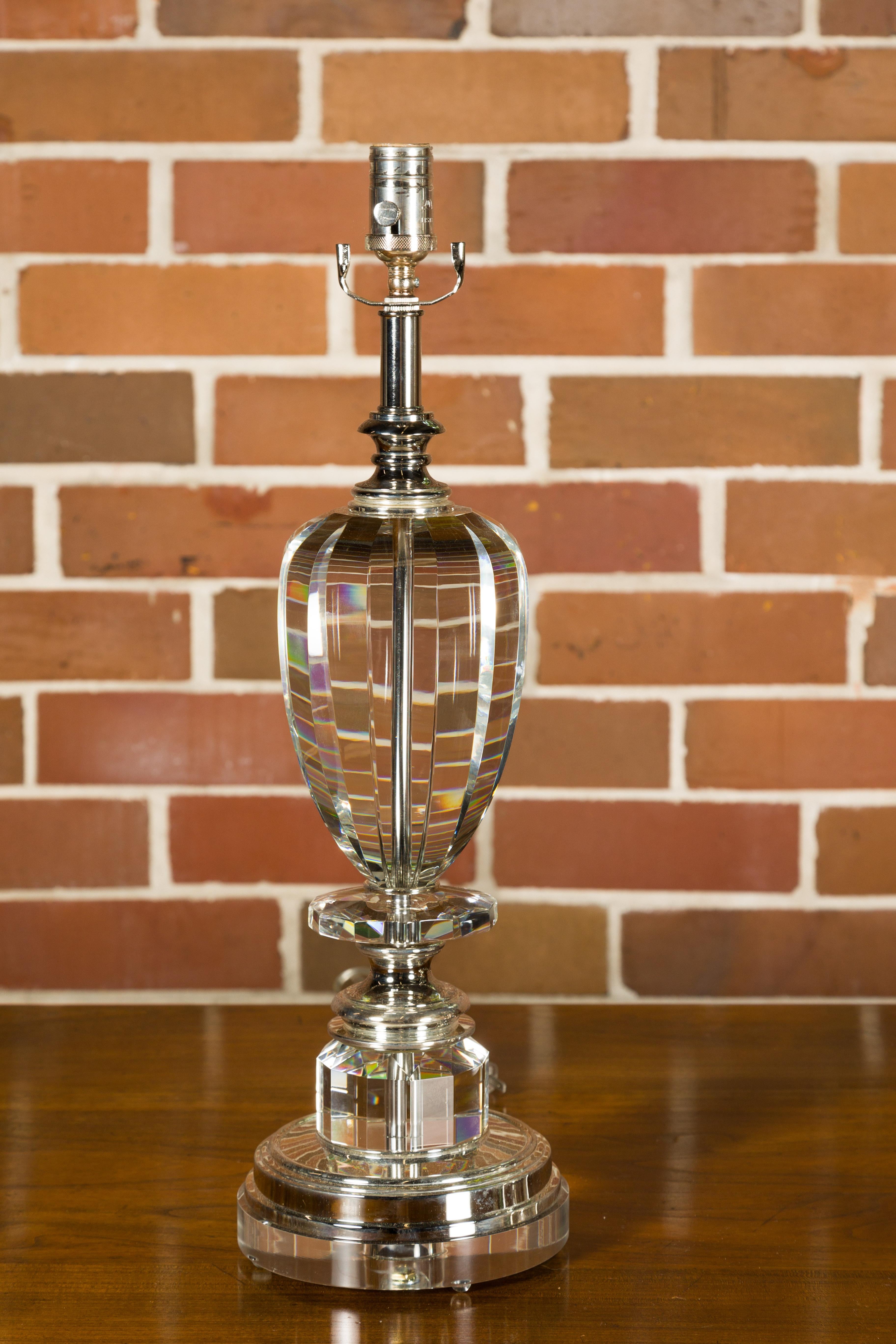 20ième siècle Paire de lampes de table à une lumière en cristal français du milieu du siècle dernier sur socles en lucite en vente
