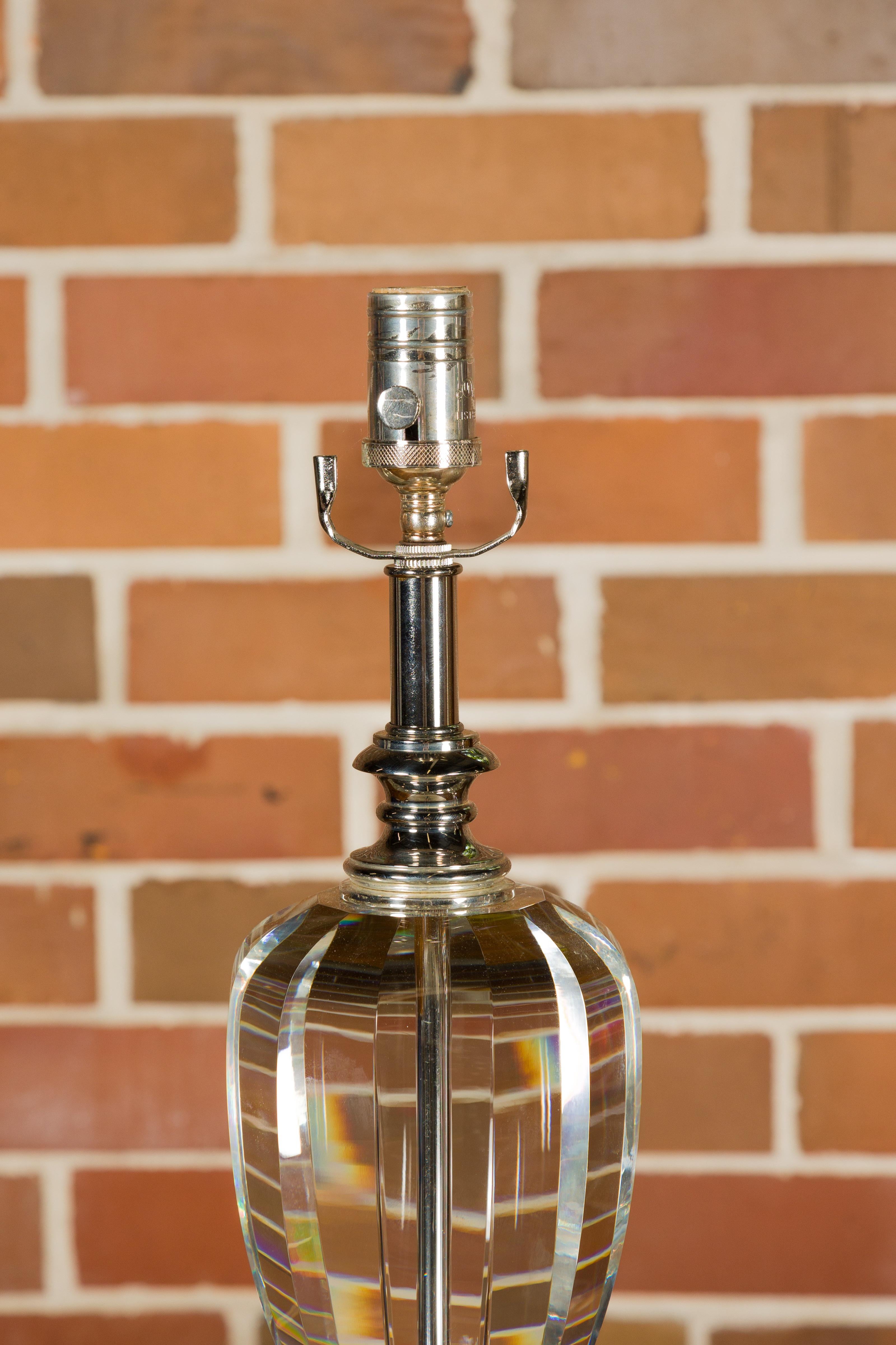 Paire de lampes de table à une lumière en cristal français du milieu du siècle dernier sur socles en lucite en vente 1