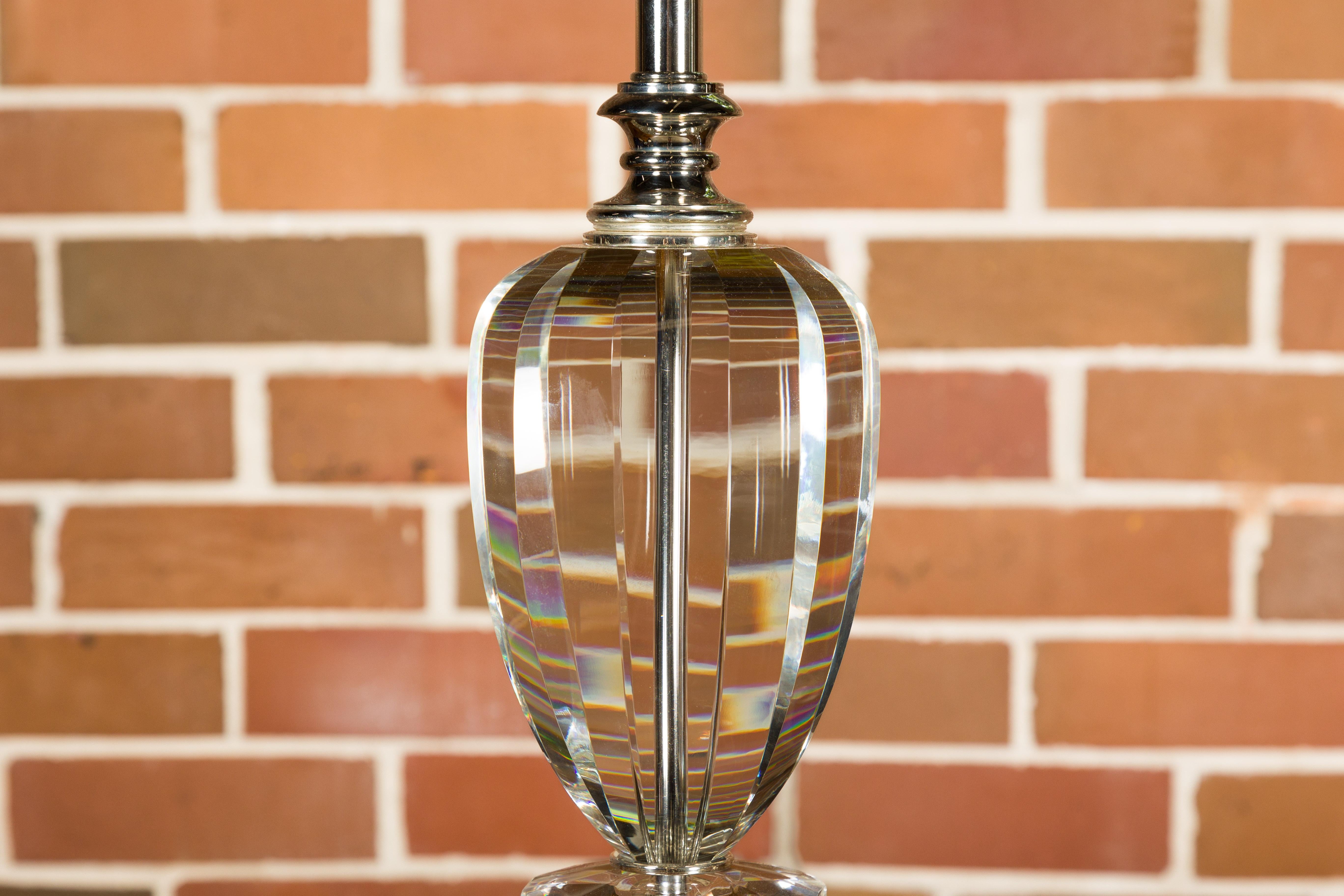 Paire de lampes de table à une lumière en cristal français du milieu du siècle dernier sur socles en lucite en vente 2