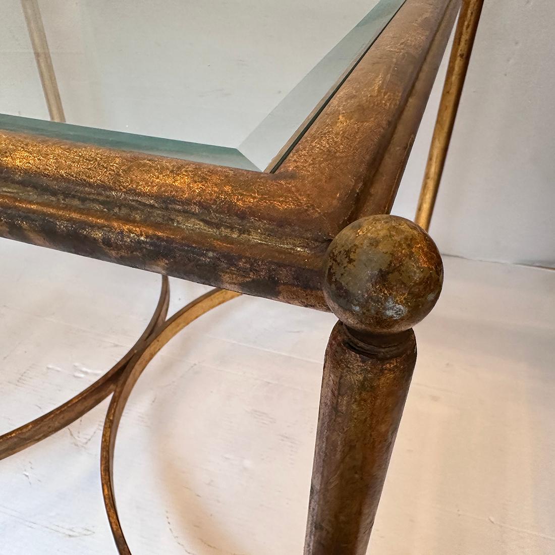 Paire de tables en métal doré avec inserts en verre, datant des années 1950.

Mesures :
Hauteur : 21