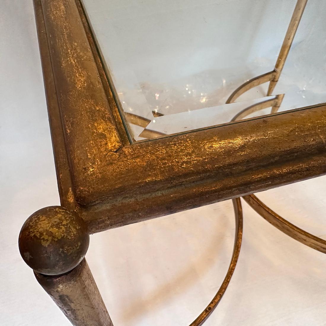 Français Paire de tables dorées françaises du milieu du siècle dernier en vente