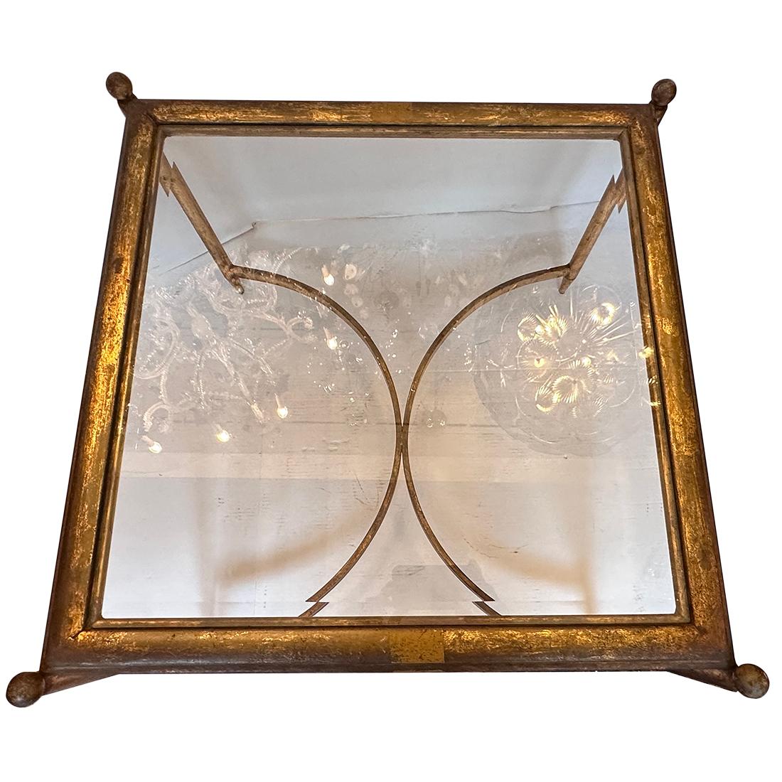 Doré Paire de tables dorées françaises du milieu du siècle dernier en vente