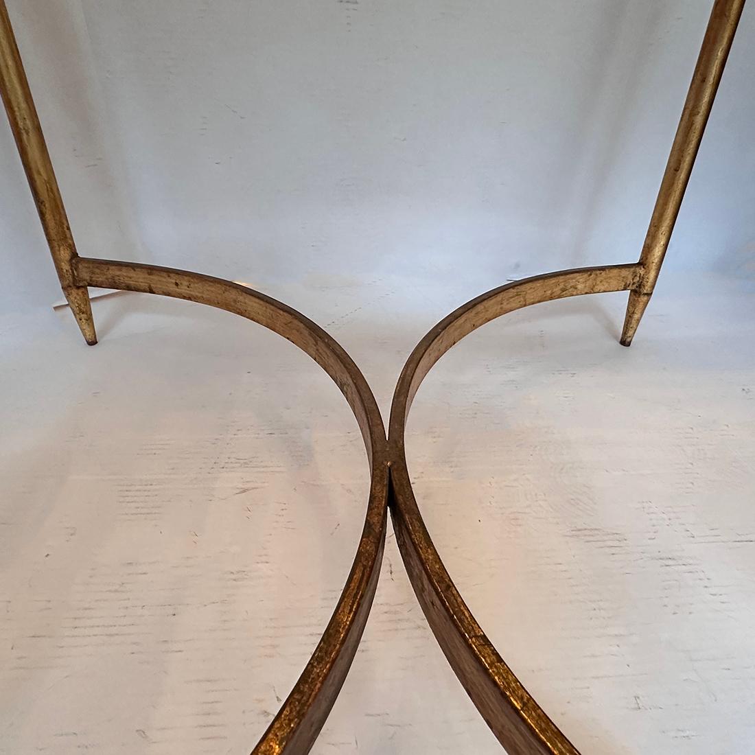 Paire de tables dorées françaises du milieu du siècle dernier Bon état - En vente à New York, NY