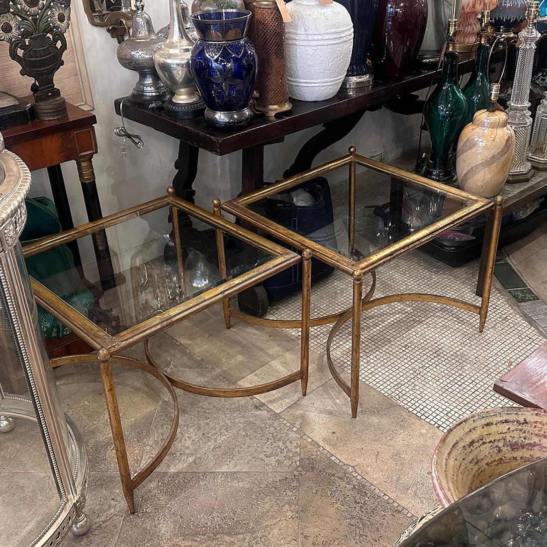 Paire de tables dorées françaises du milieu du siècle dernier en vente 2