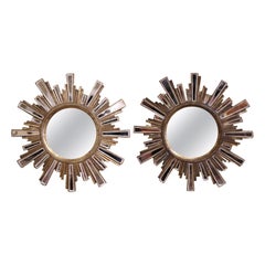 Paire de miroirs en bois doré et verre taillé de style sunburst du milieu du siècle dernier