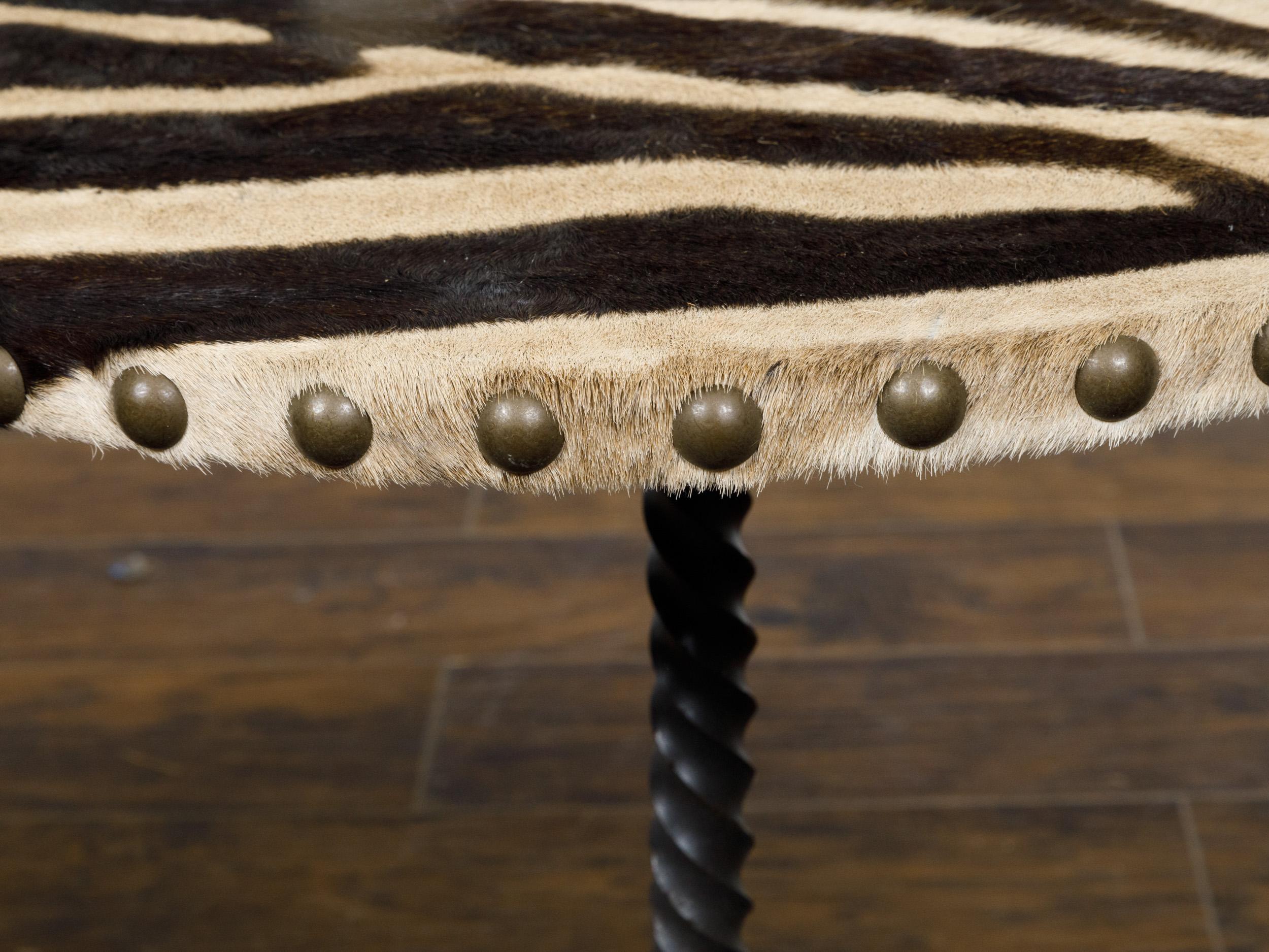 Paire de tables Guéridon en peau de zèbre et pieds tripodes en fer du milieu du siècle dernier en vente 1